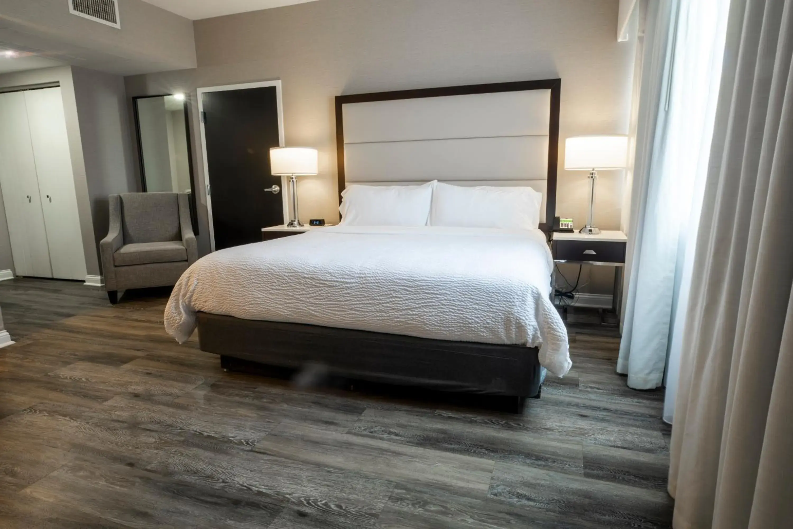 Standard King Room in Holiday Inn Wilmington by IHG Standard King Room in Holiday Inn Wilmington by IHG