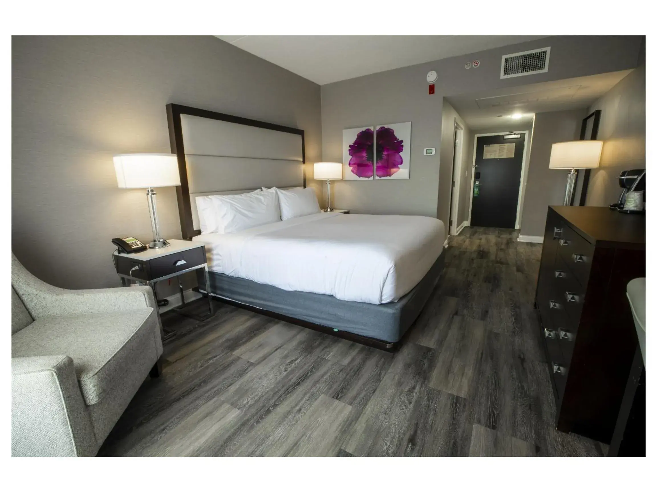 Standard King Room in Holiday Inn Wilmington by IHG Standard King Room in Holiday Inn Wilmington by IHG