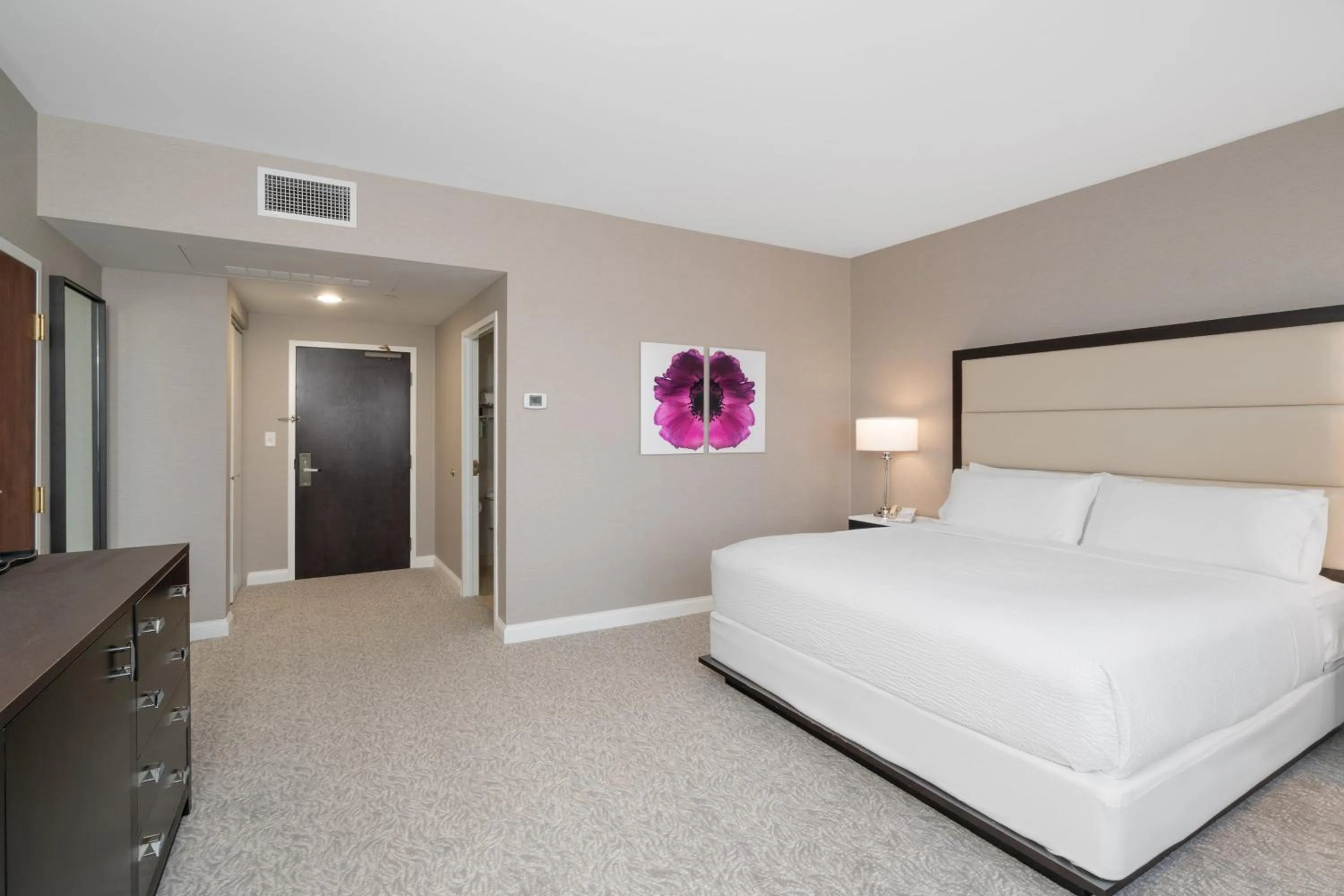 Photo of the whole room, Bed in Holiday Inn Wilmington by IHG