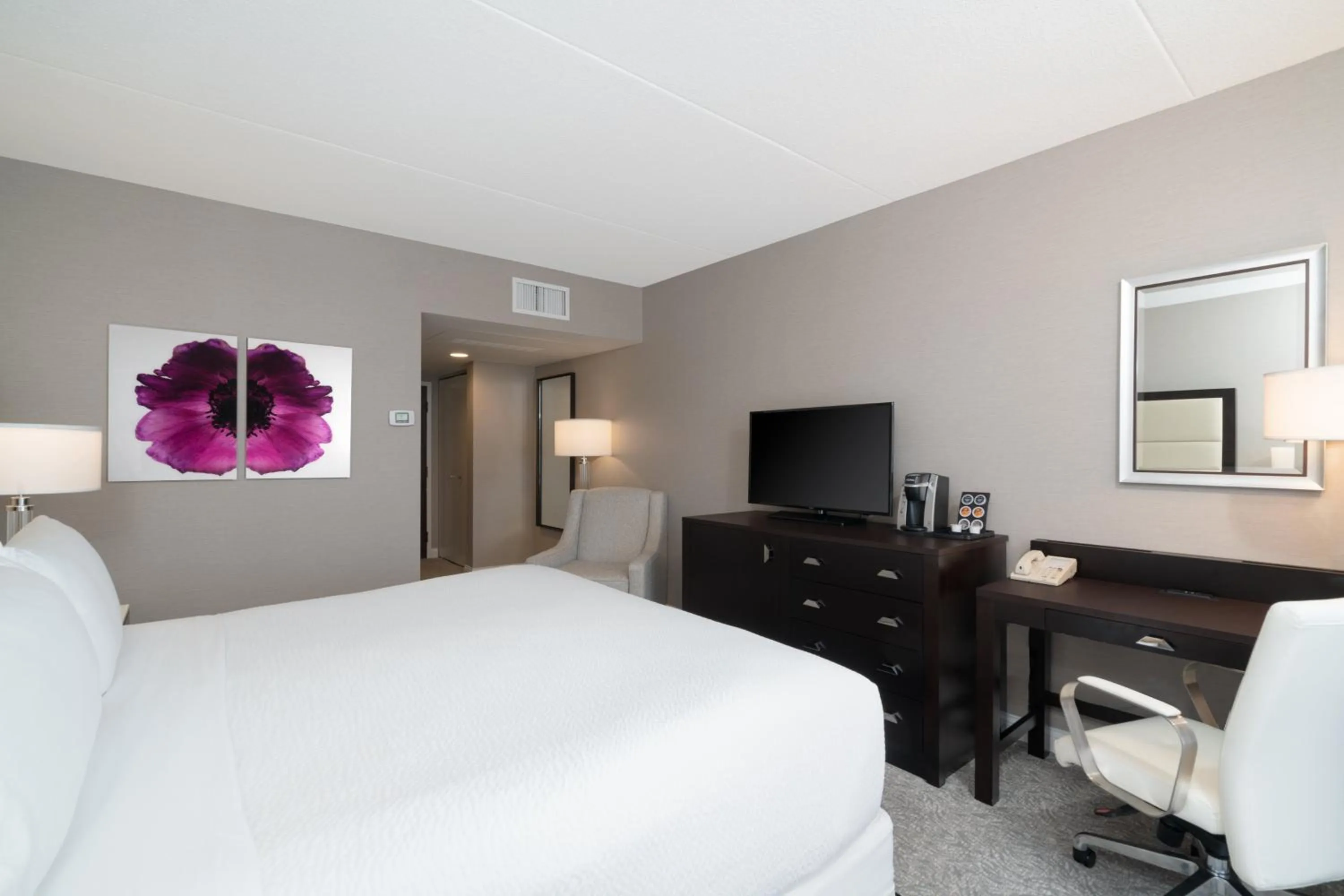 Photo of the whole room, Bed in Holiday Inn Wilmington by IHG