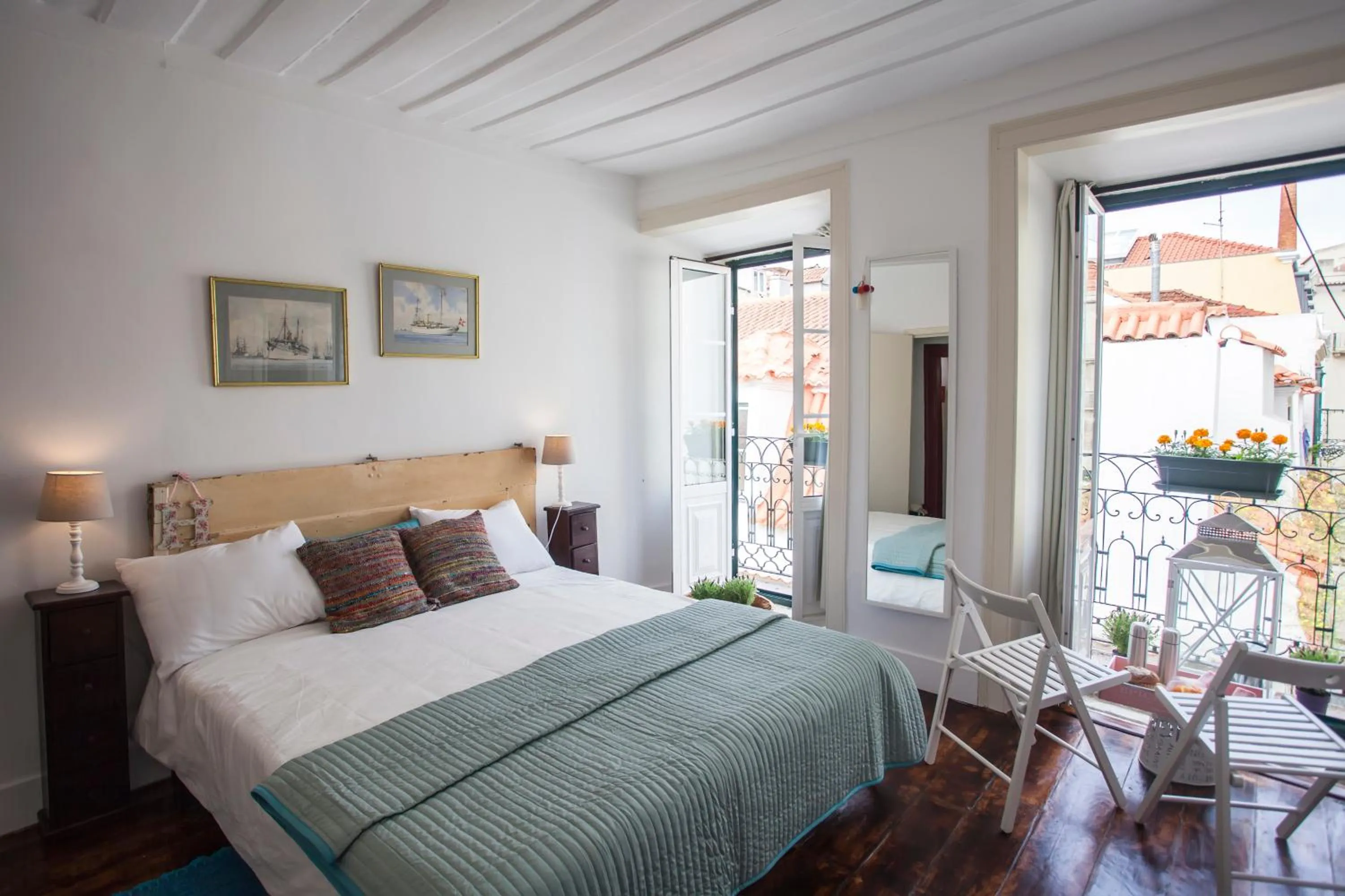 Balcony/Terrace, Bed in Lisbon Inn Bica Suites