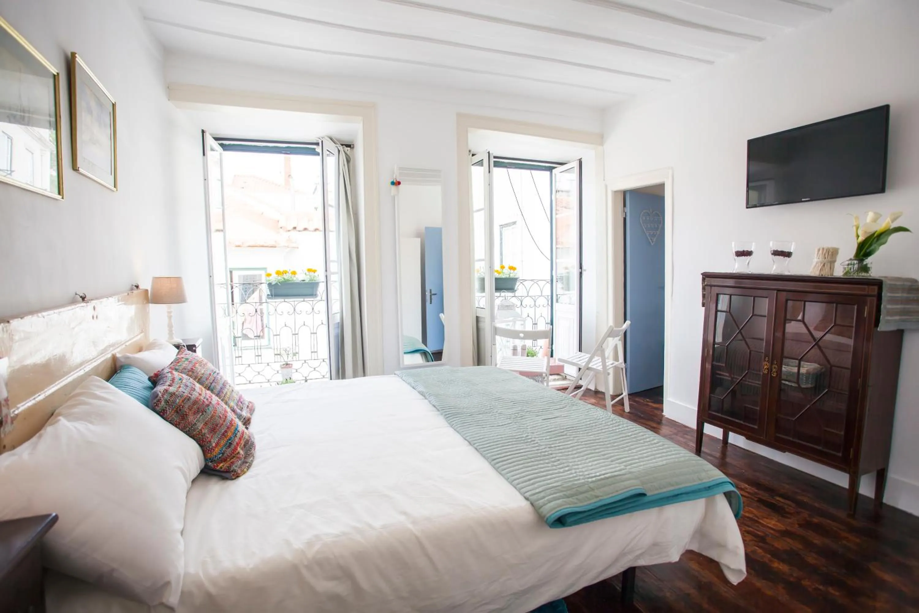 Photo of the whole room, Bed in Lisbon Inn Bica Suites