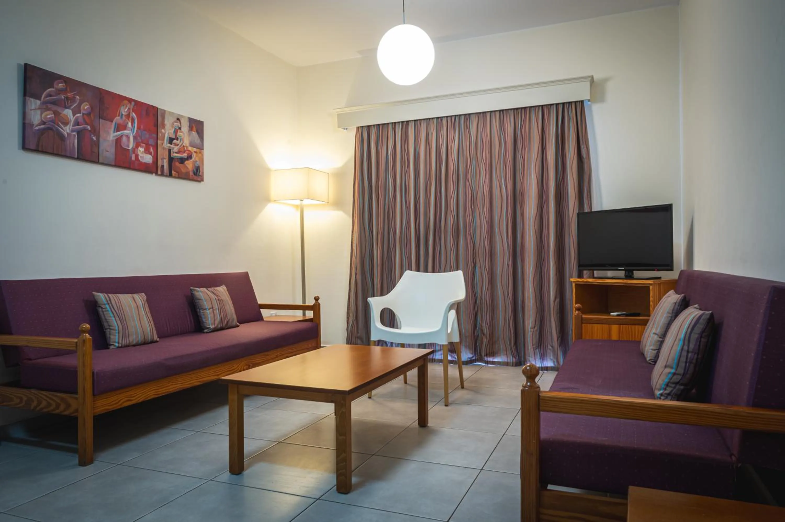 Communal lounge/ TV room in Kefalos Damon Hotel Apartments