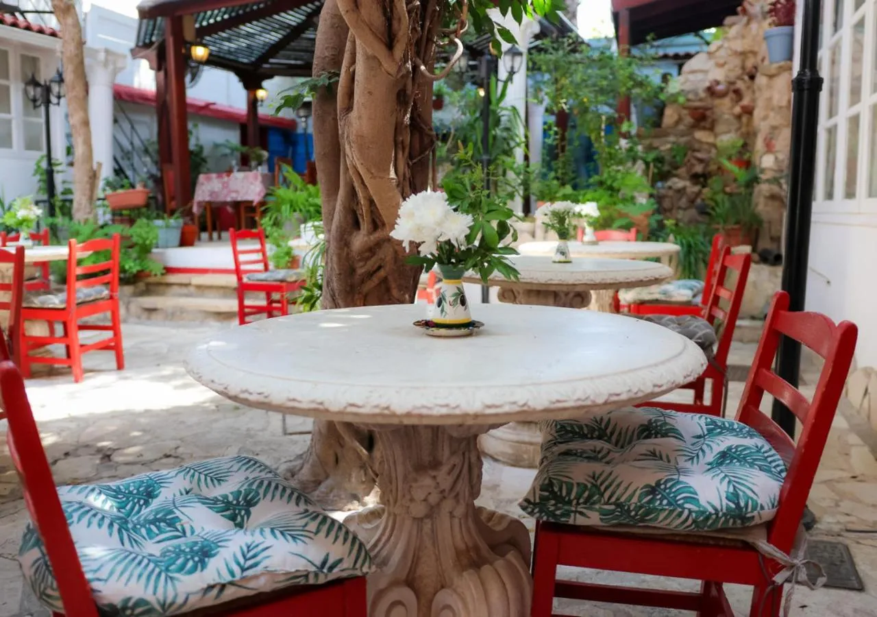 Kiniras Traditional Hotel & Restaurant