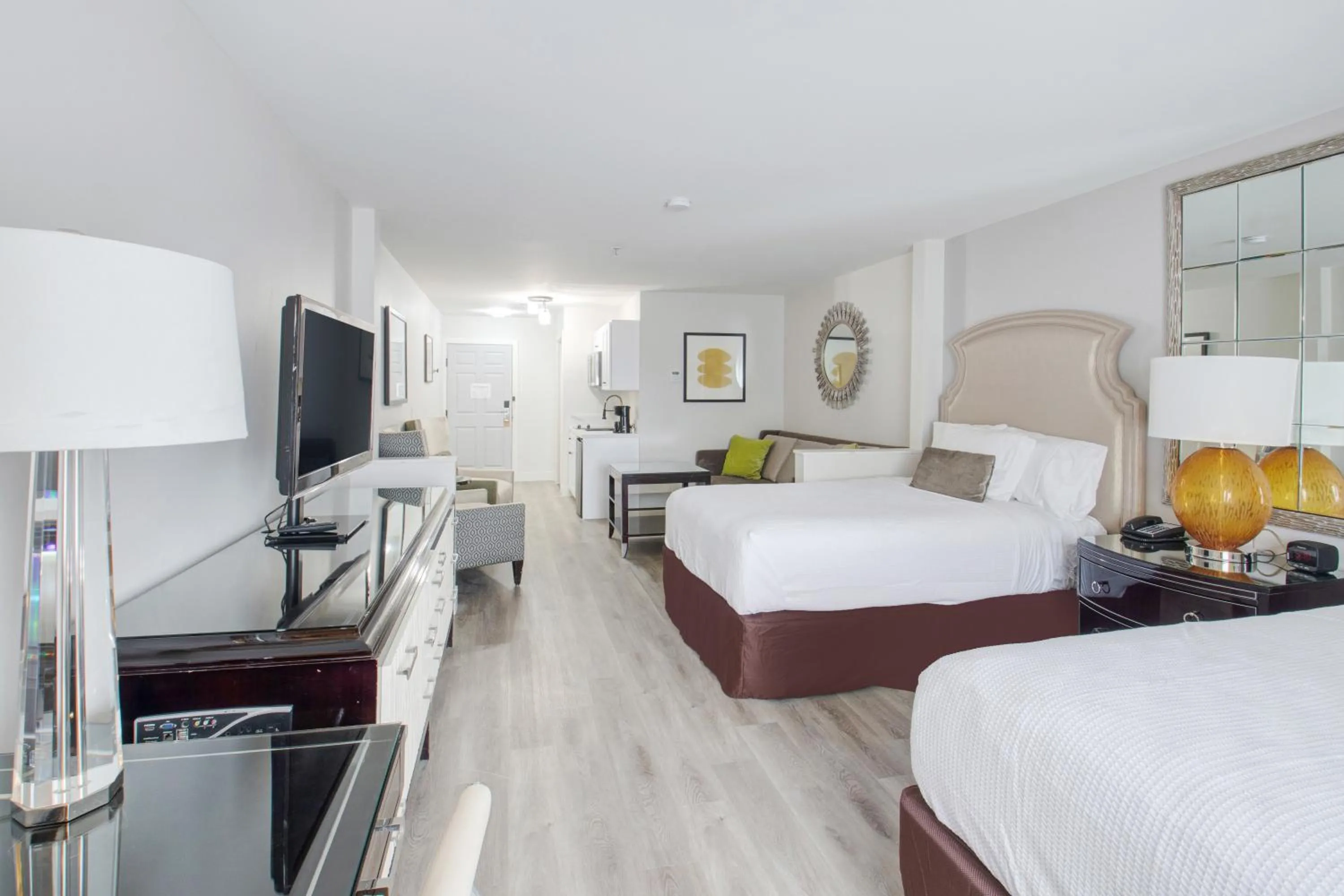 Photo of the whole room, Bed in Elkotel