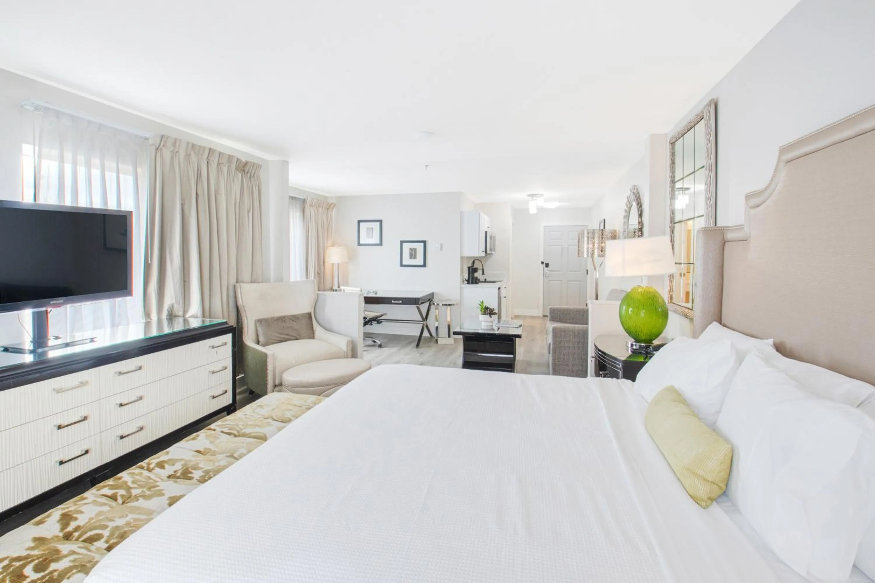 Photo of the whole room, Bed in Elkotel