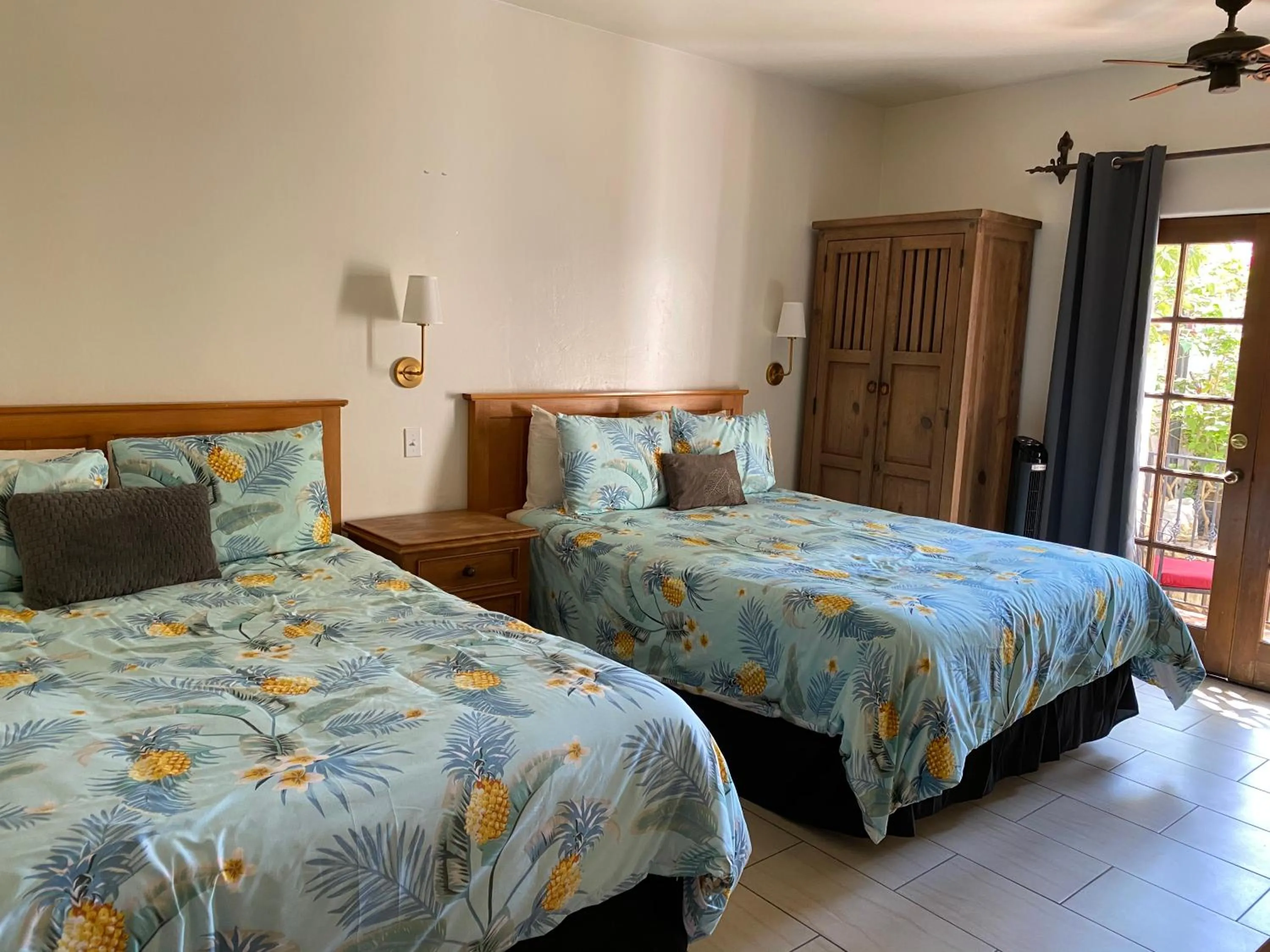 Bed in Villa Rosa Inn