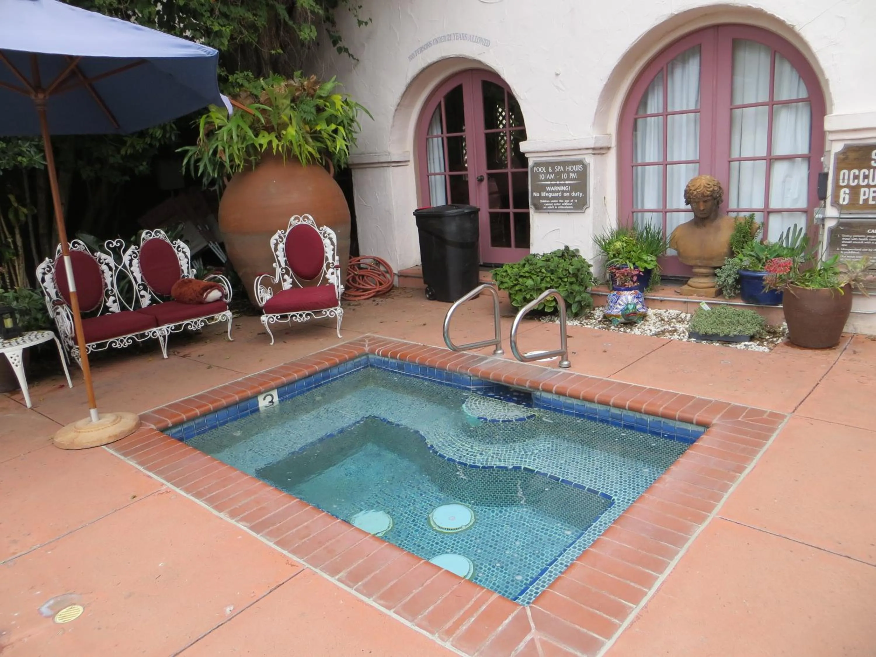 Swimming pool in Villa Rosa Inn