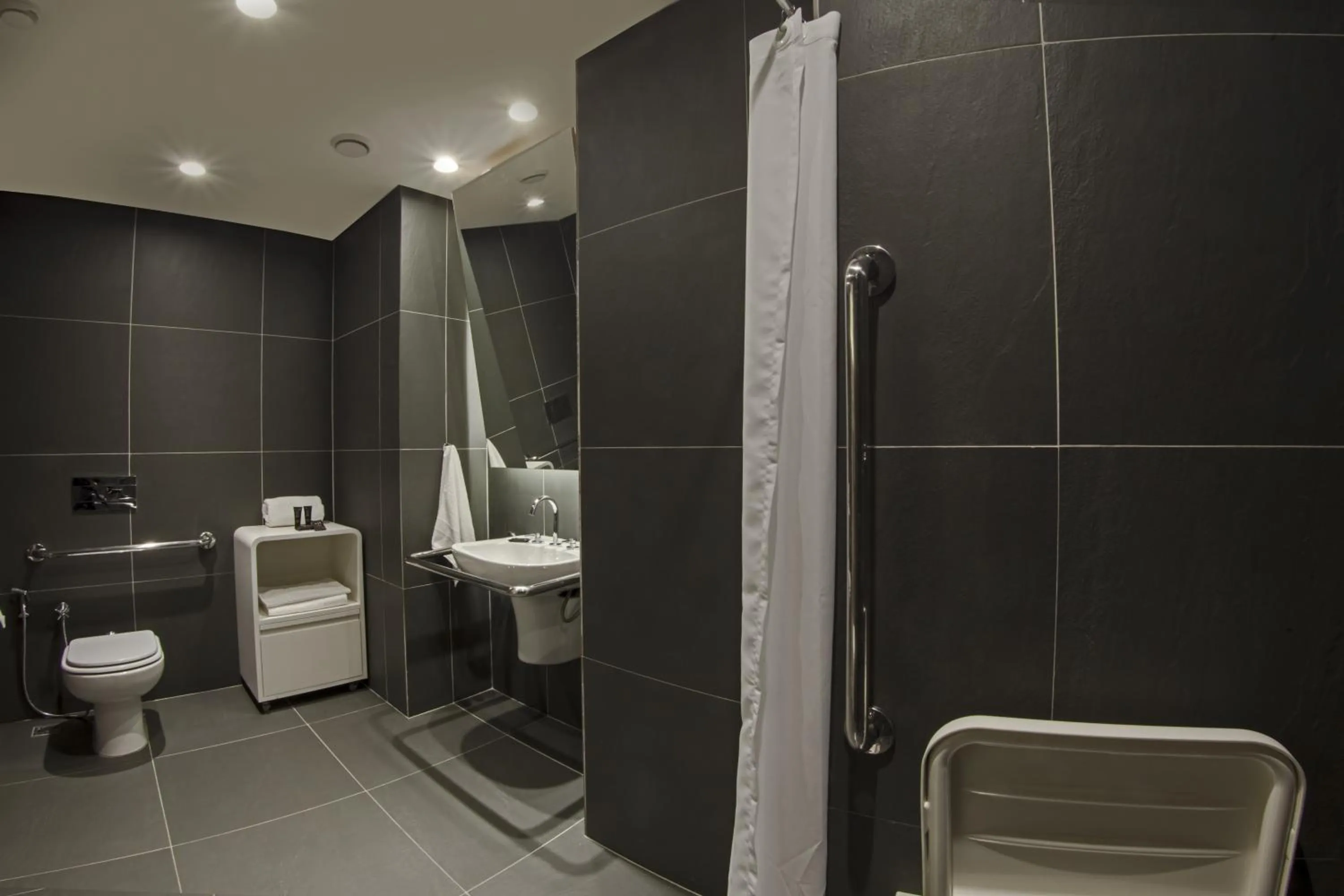 Shower in ibis Styles Rondonopolis