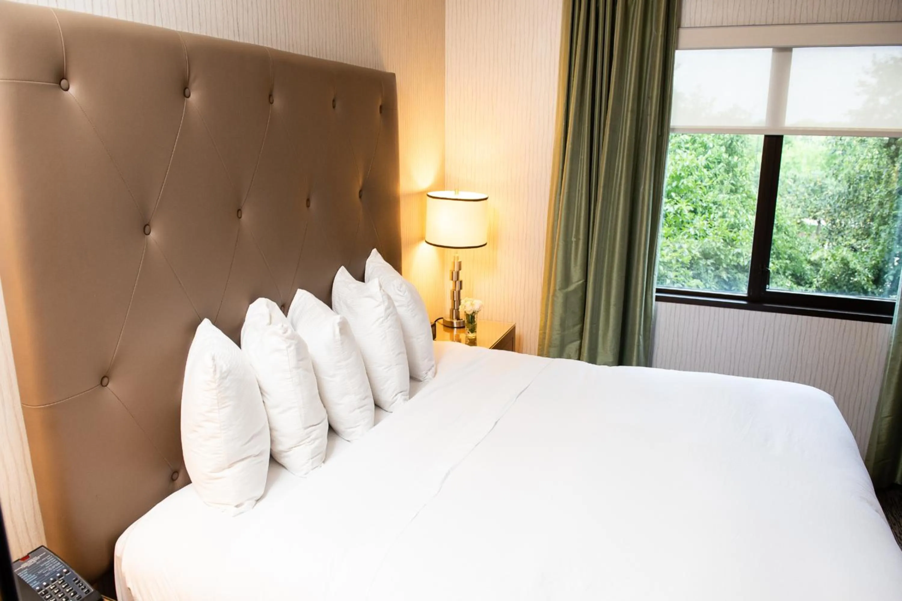 Bed in Hotel Auburn Hills