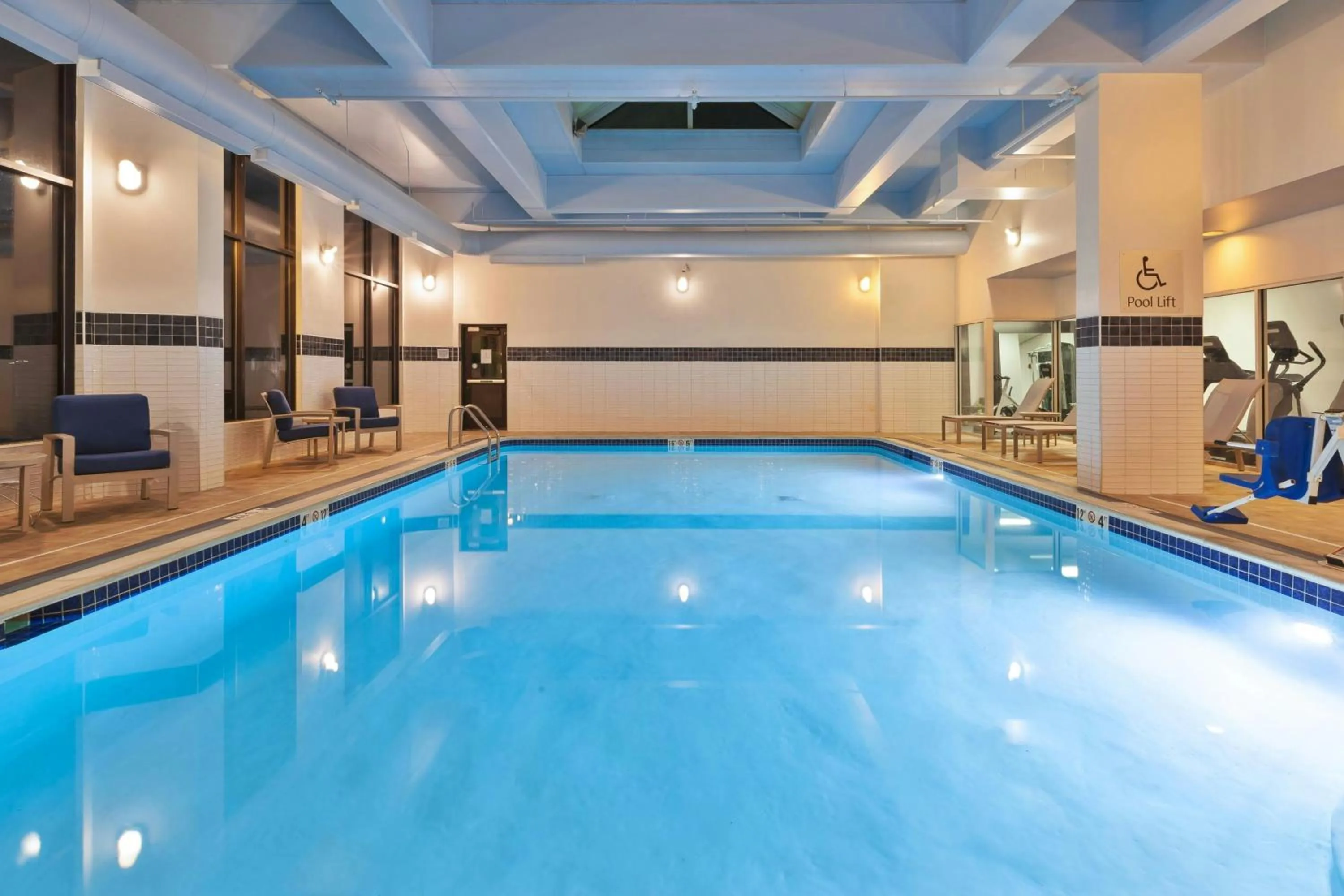 Swimming pool in Hotel Auburn Hills