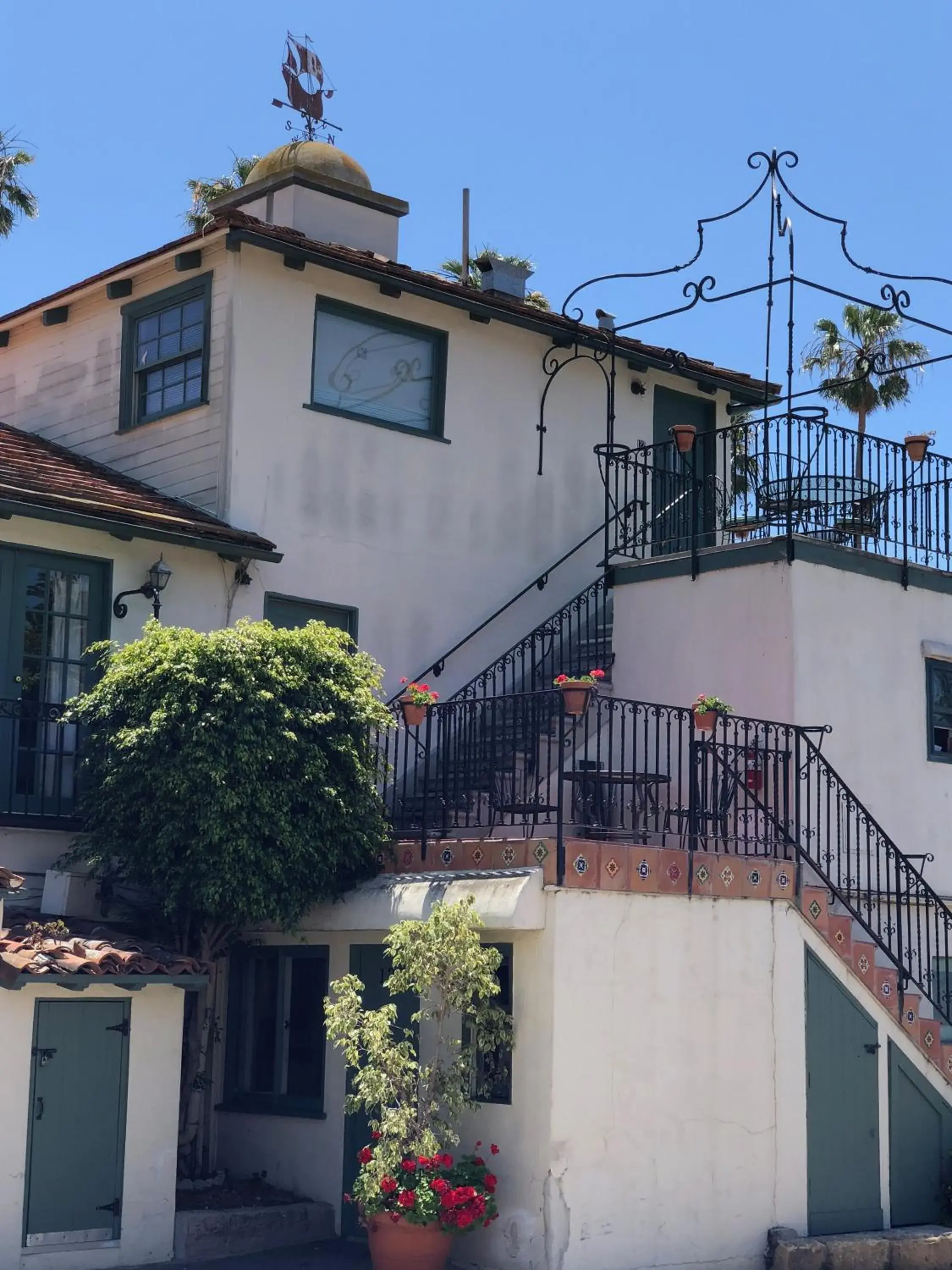 Property building in Ala Mar by the Sea Property building in Ala Mar by the Sea