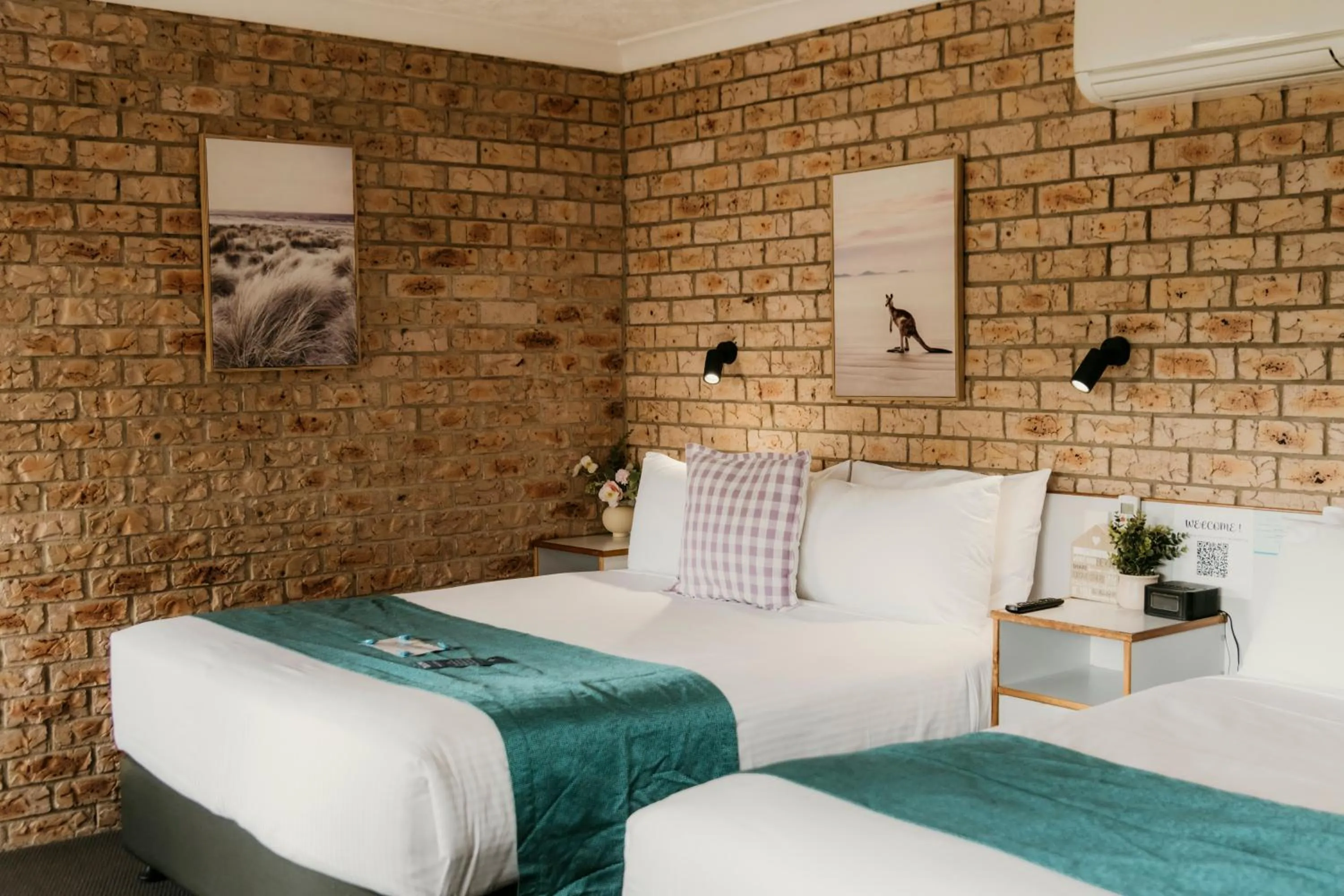 Bed in Kennedy Drive Boutique Motel - Close To City Centre & Airport