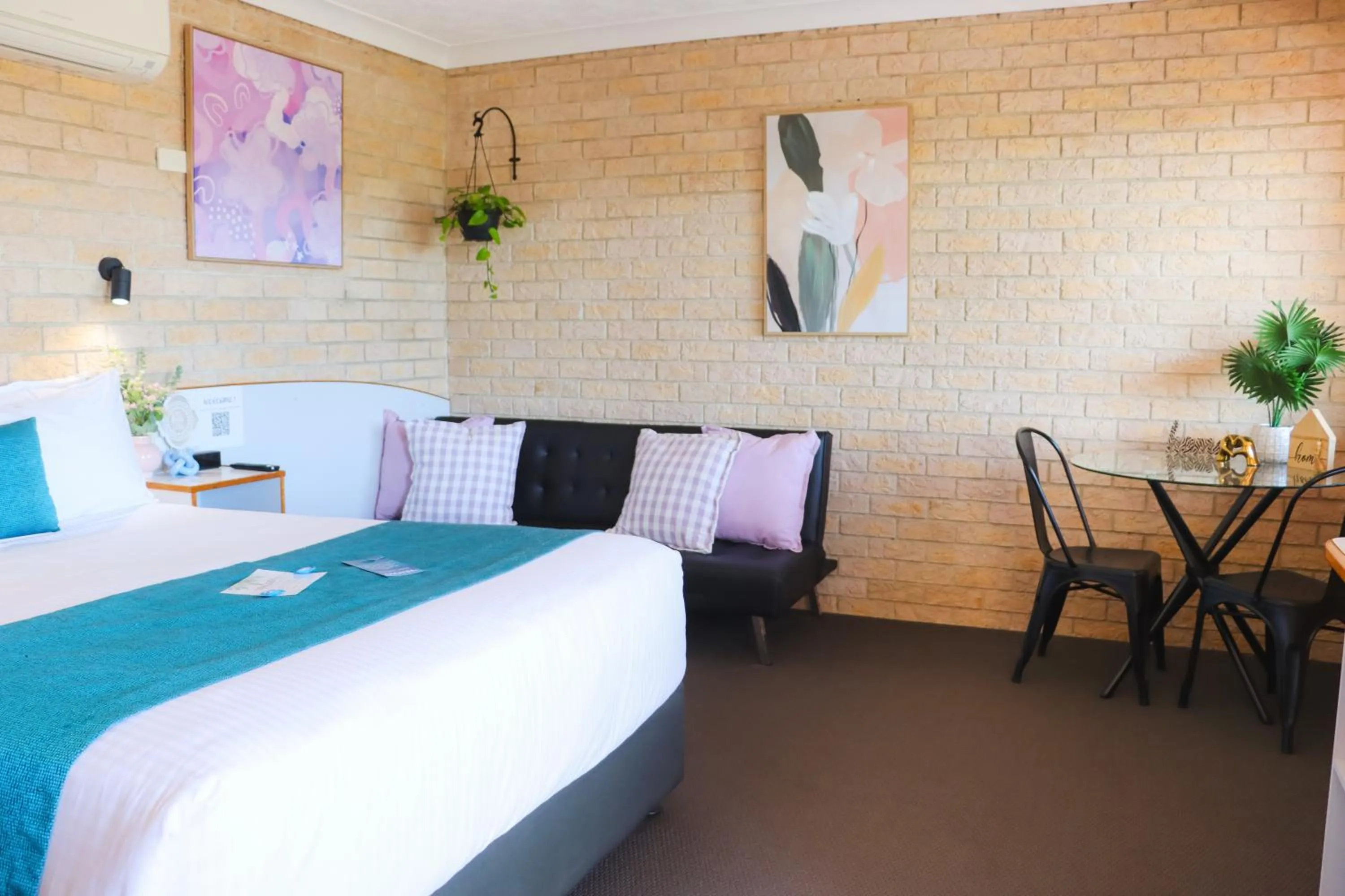 Bed in Kennedy Drive Boutique Motel - Close To City Centre & Airport