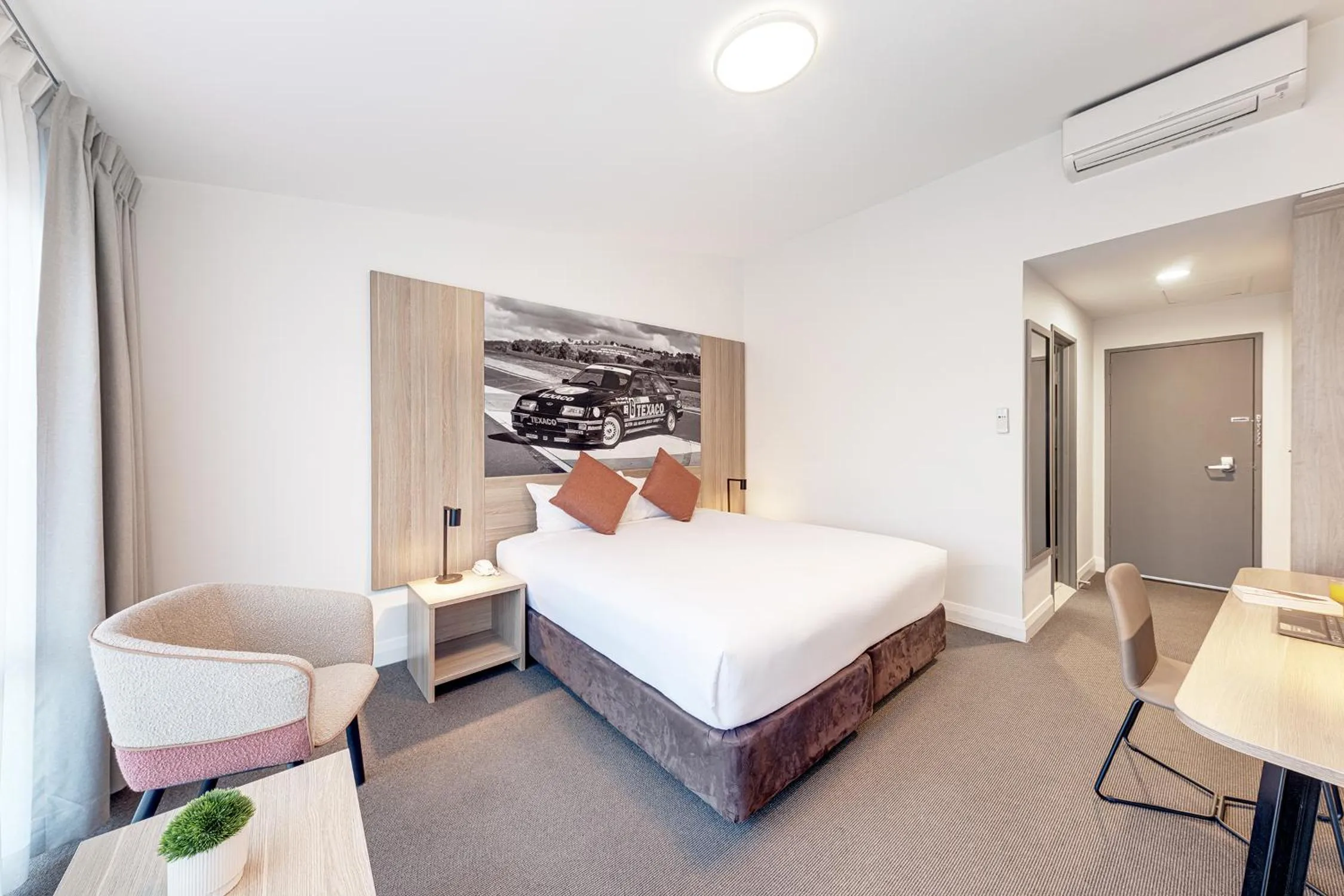 Photo of the whole room, Bed in Littomore Hotel on Stewart, Bathurst