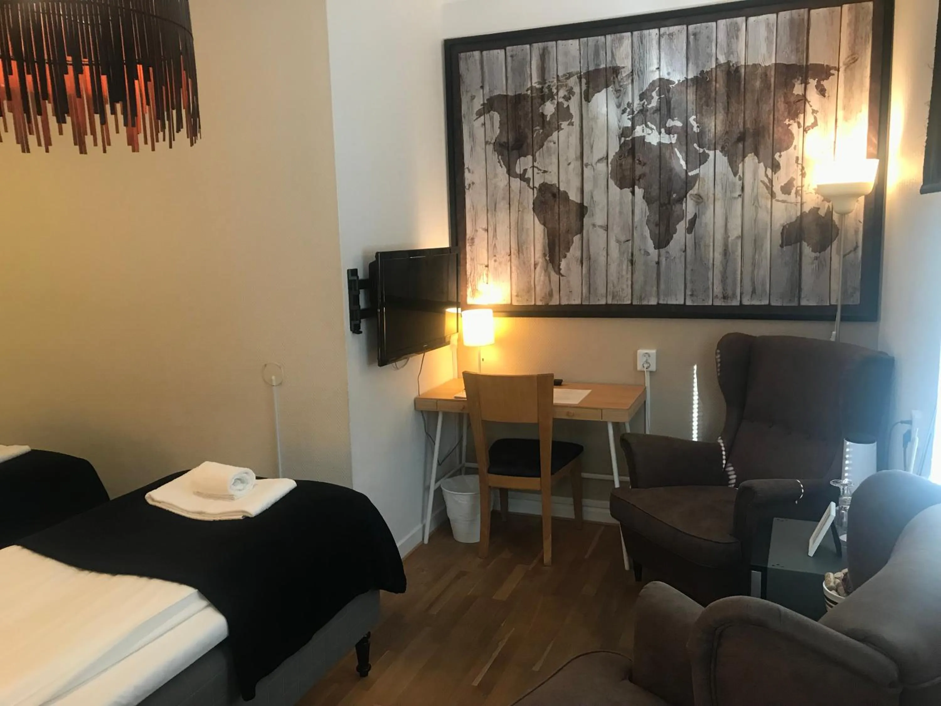 Seating area, Bed in Port Hotel