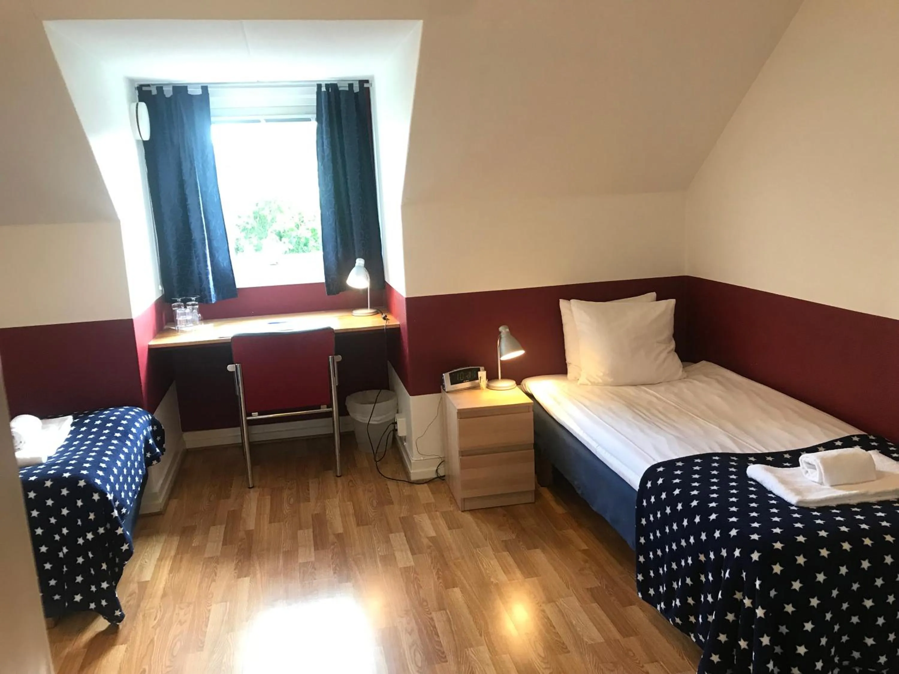 Bedroom, Bed in Port Hotel