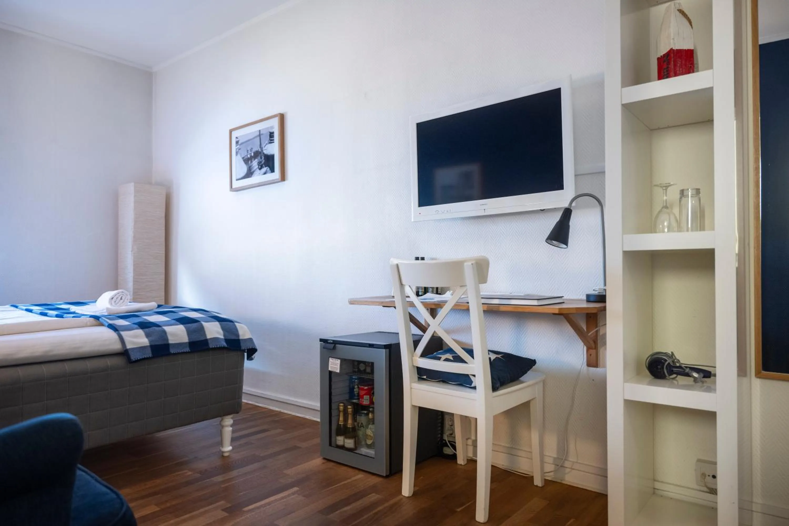 Photo of the whole room, Bed in Port Hotel