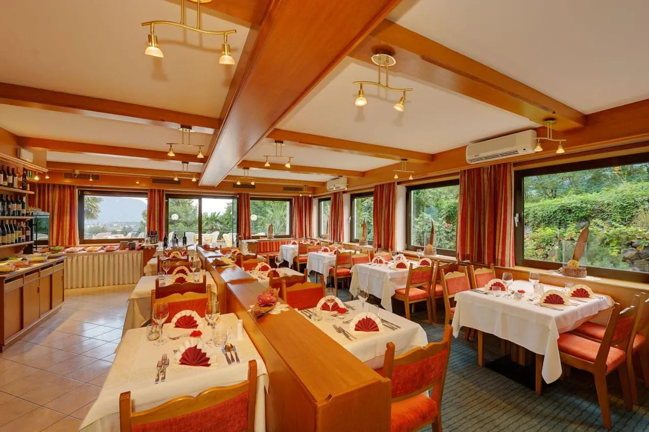 Restaurant/places to eat in Hotel Laurin