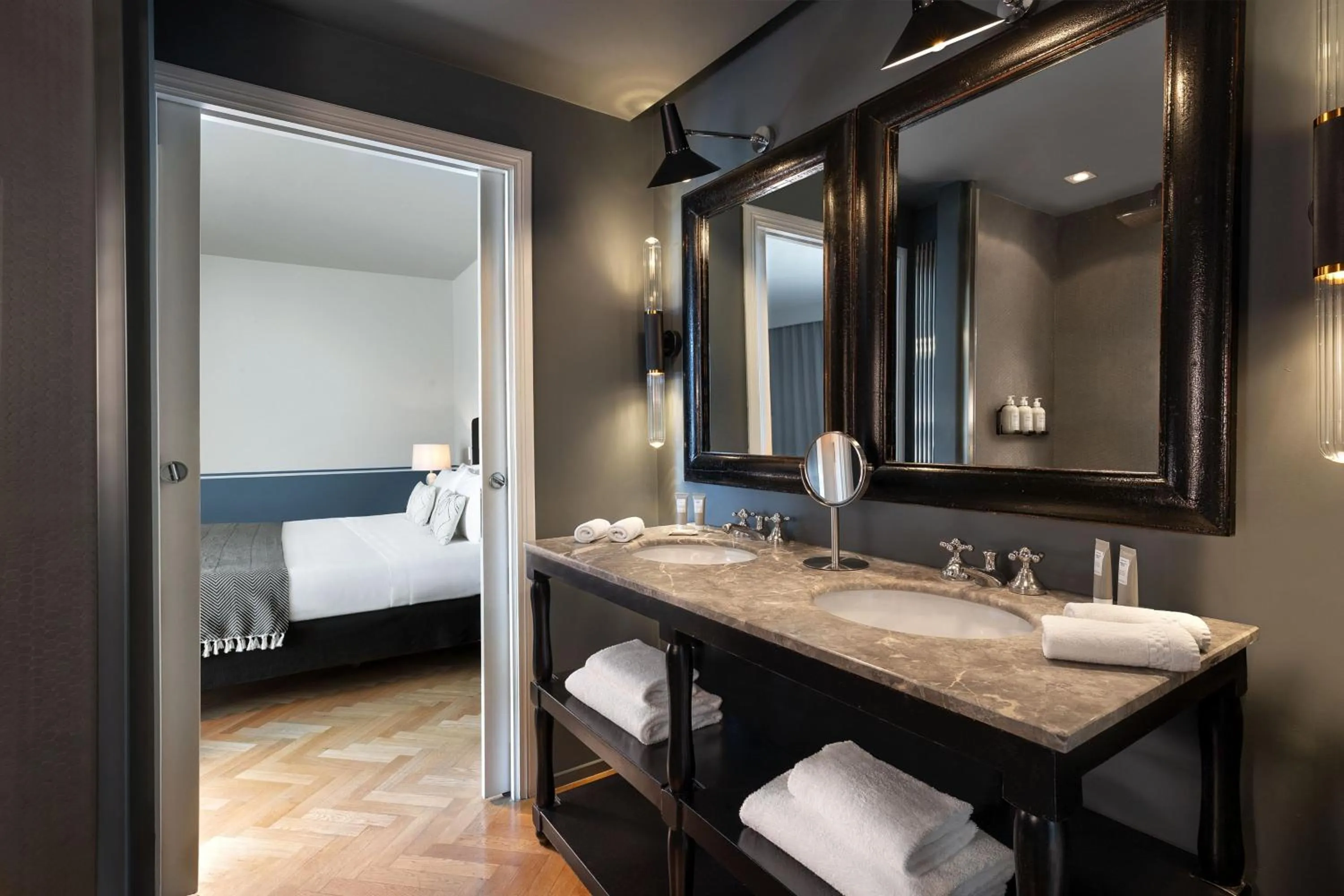 Bathroom, Bed in Argentario Golf & Wellness Resort, Autograph Collection