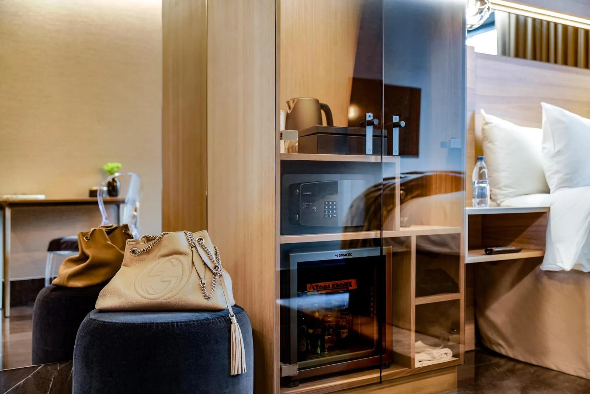 hair dresser, Bed in Hotel Riverton