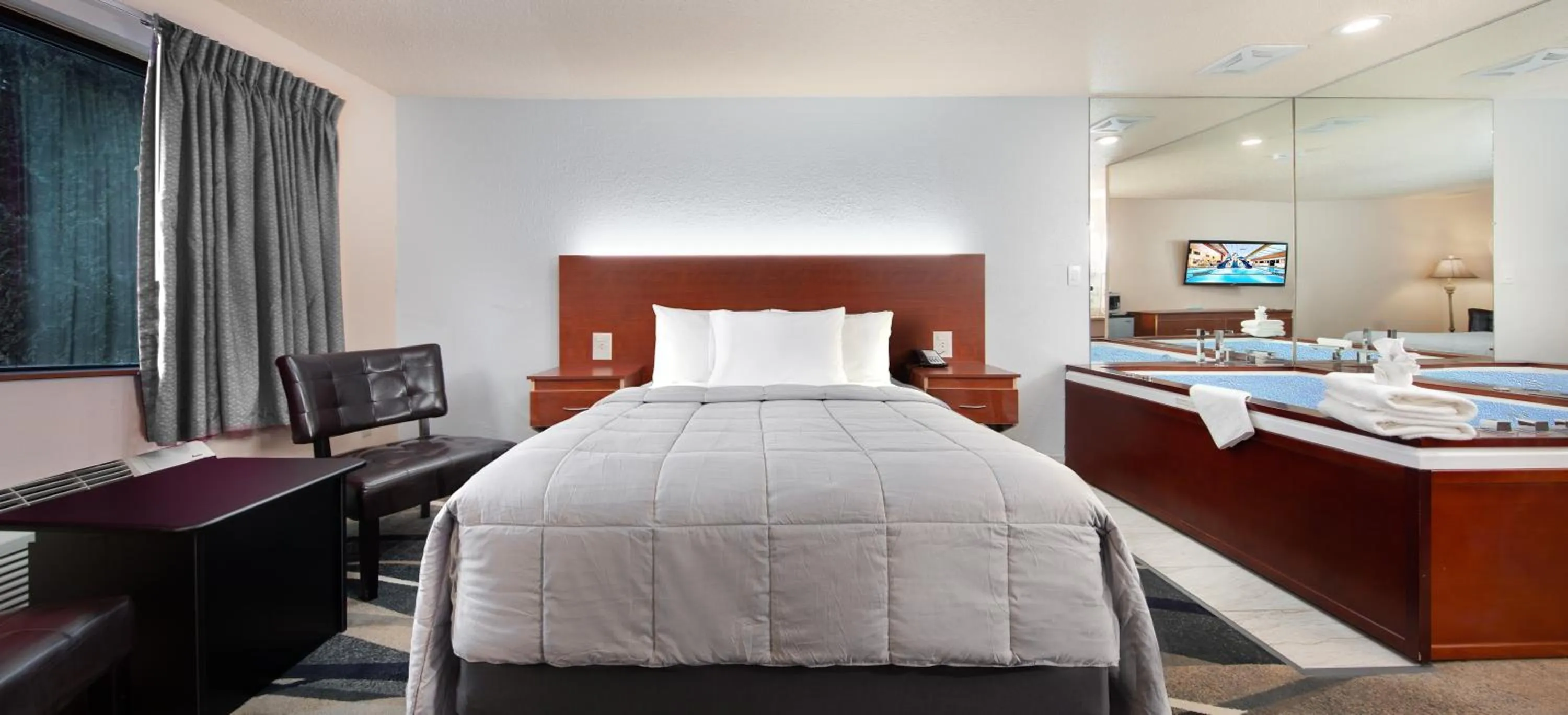 Bed in Grand Marquis Waterpark Hotel & Suites