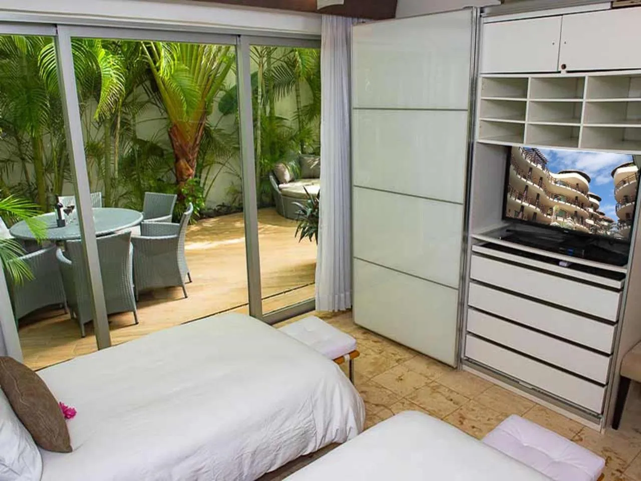TV and multimedia, Bed in Magia Beachside Condo
