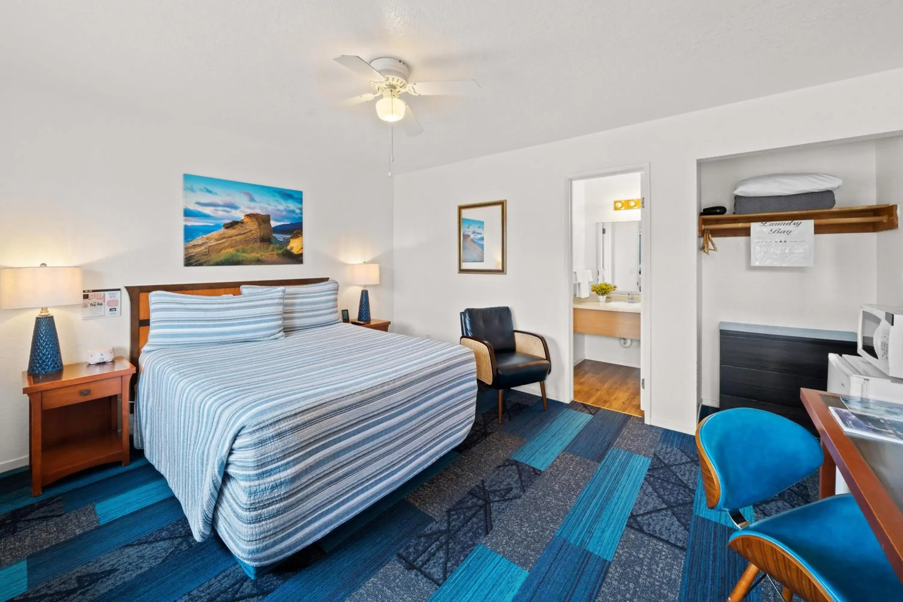 Queen Room - Pet Friendly in Surf & Sand Inn Queen Room - Pet Friendly in Surf & Sand Inn