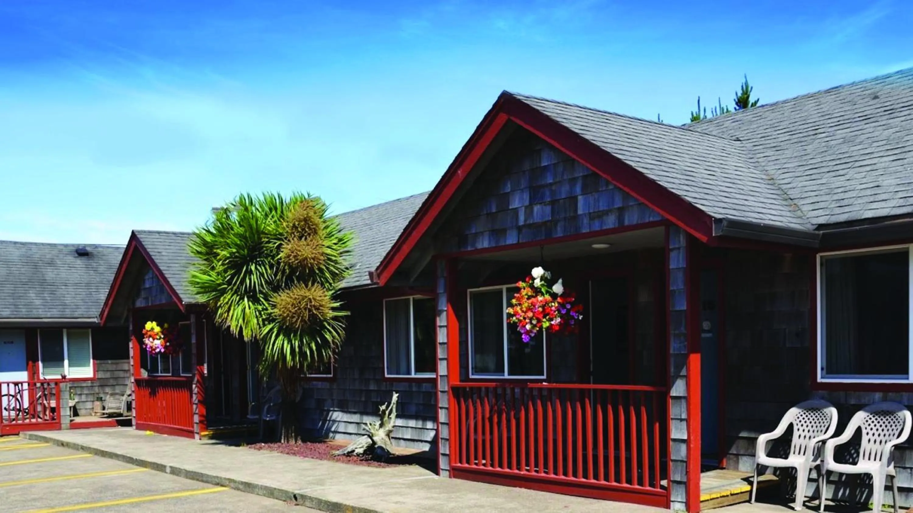 Property building in Surf & Sand Inn