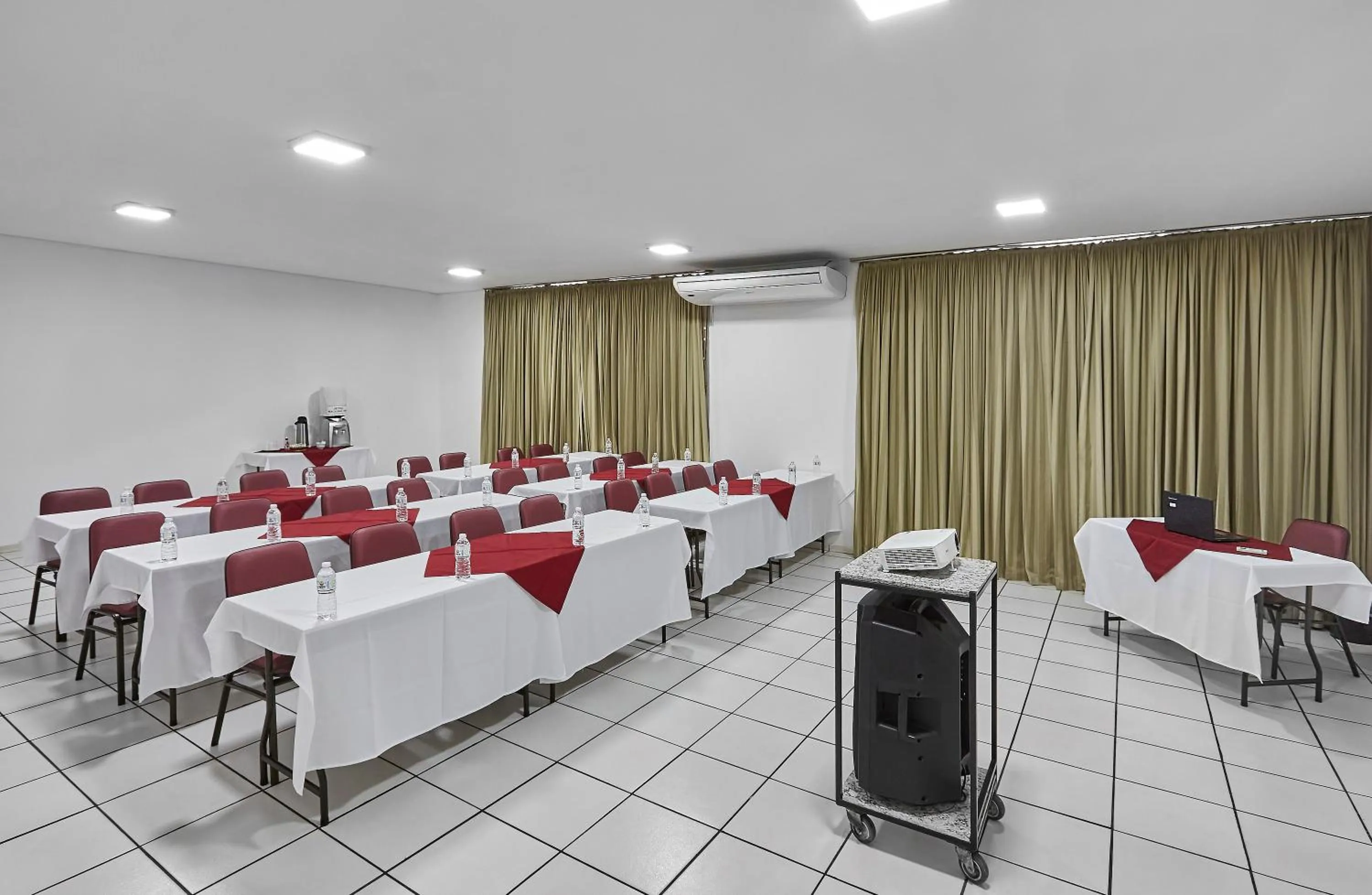 Meeting/conference room in Hotel Nacional Inn Limeira