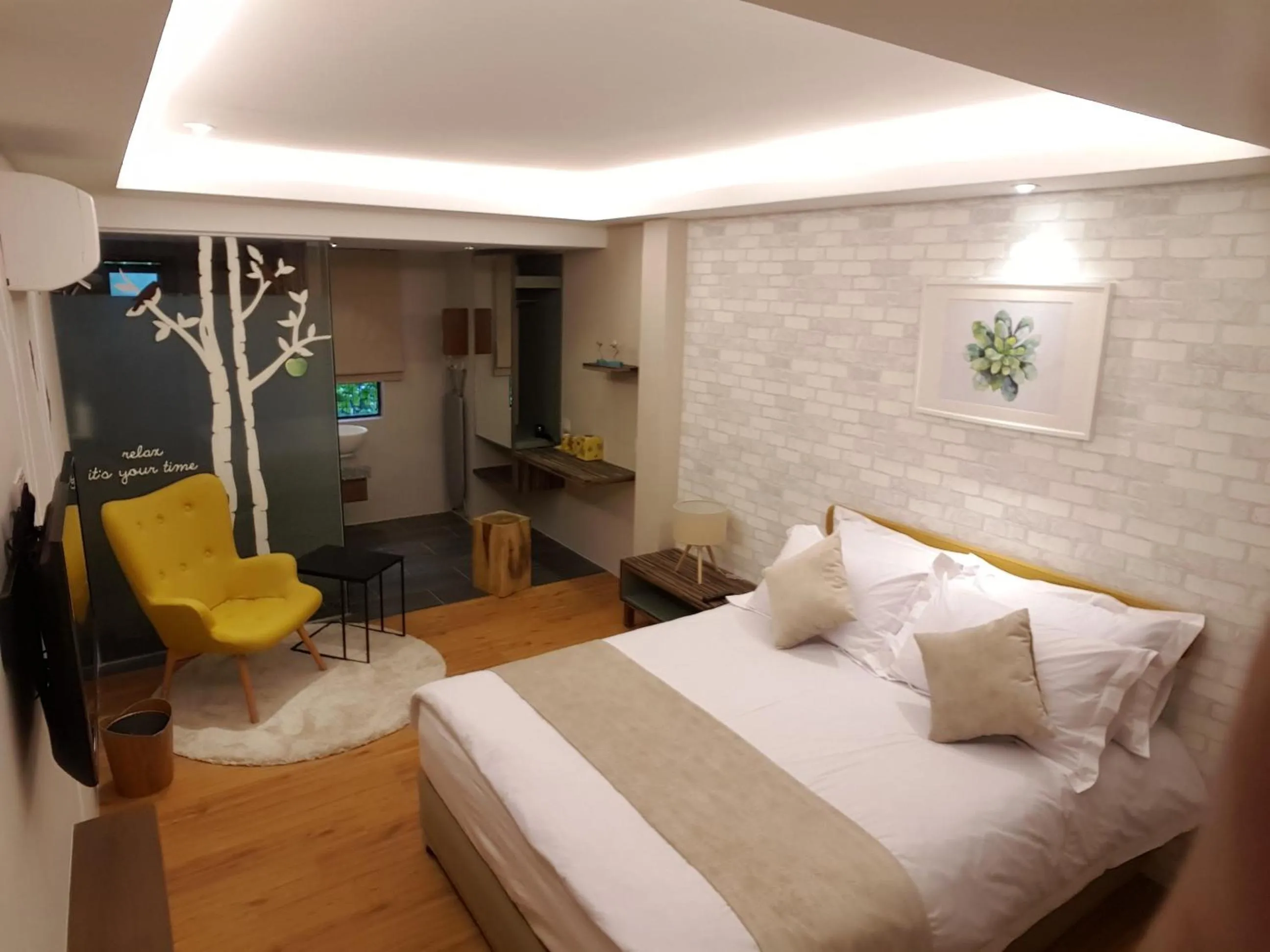 Photo of the whole room, Bed in Sojourn Spa Hotel