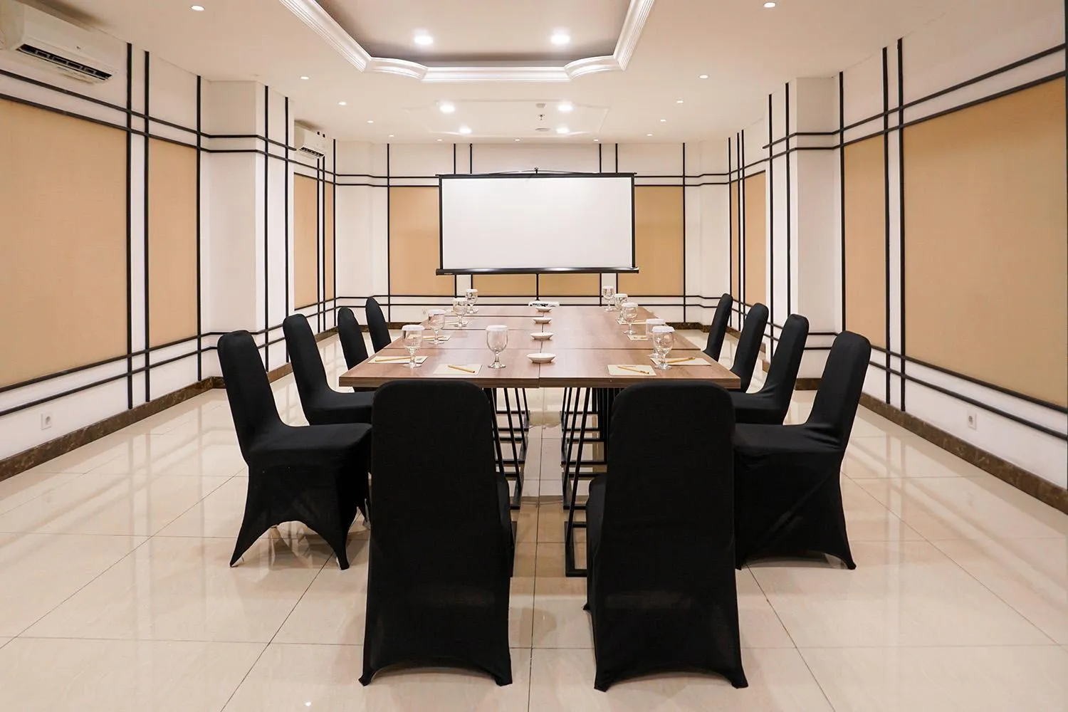 Meeting/conference room in 1O1 URBAN Jakarta Glodok - Kota Tua