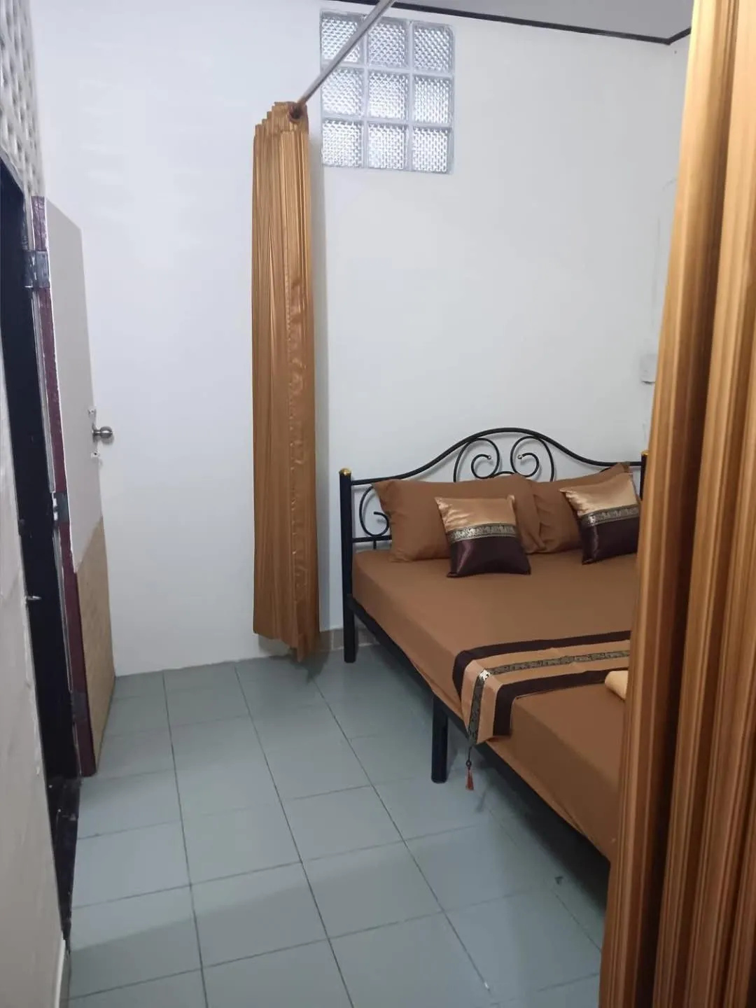 Bed in Hug Glur House Tour and Hostel