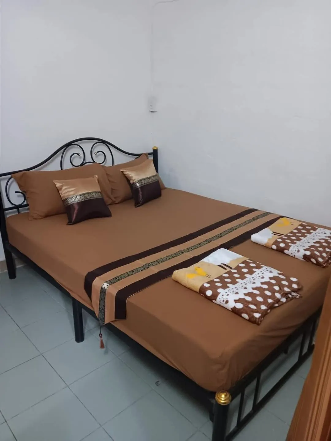 Bed in Hug Glur House Tour and Hostel