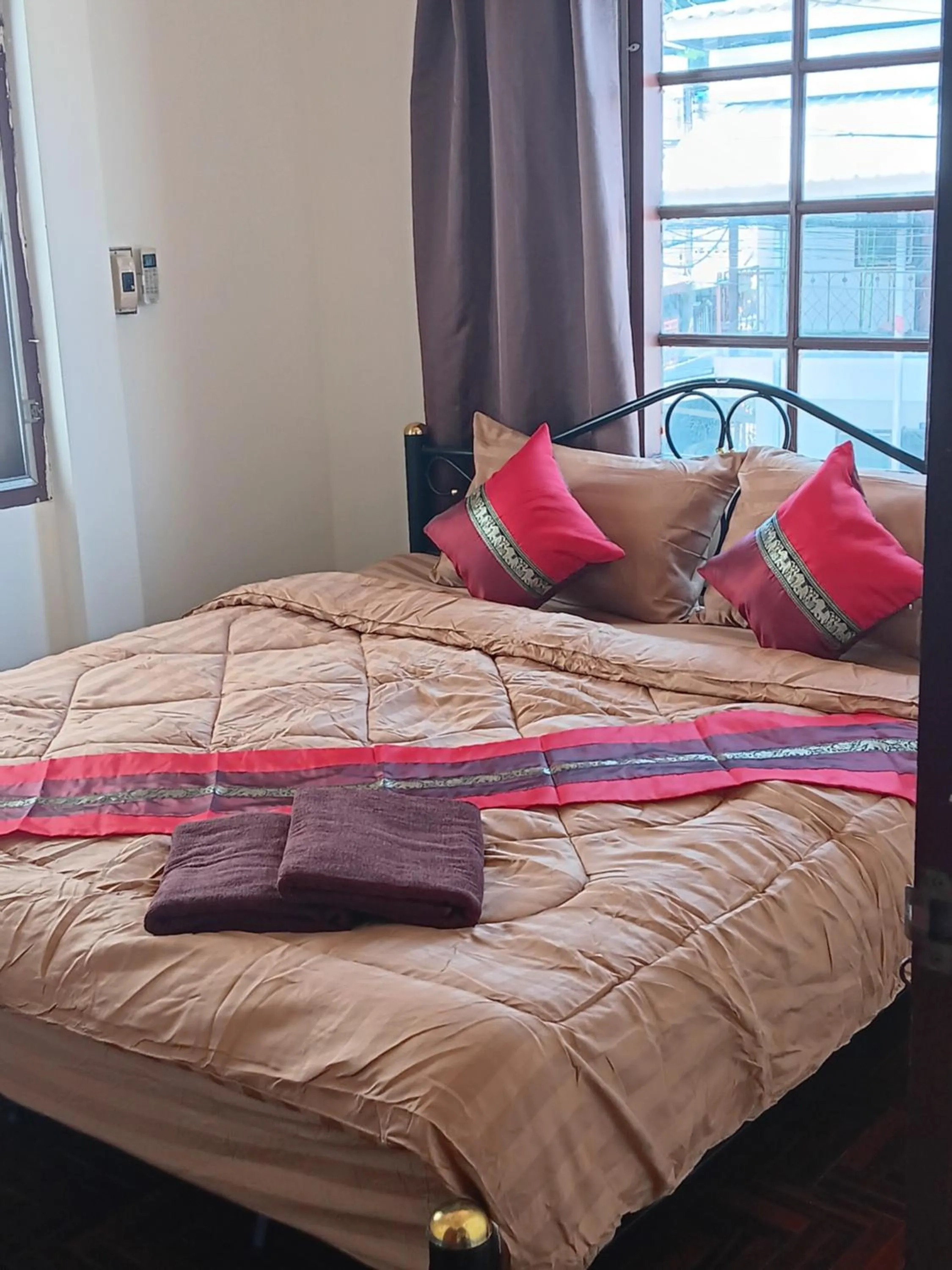 Bed in Hug Glur House Tour and Hostel