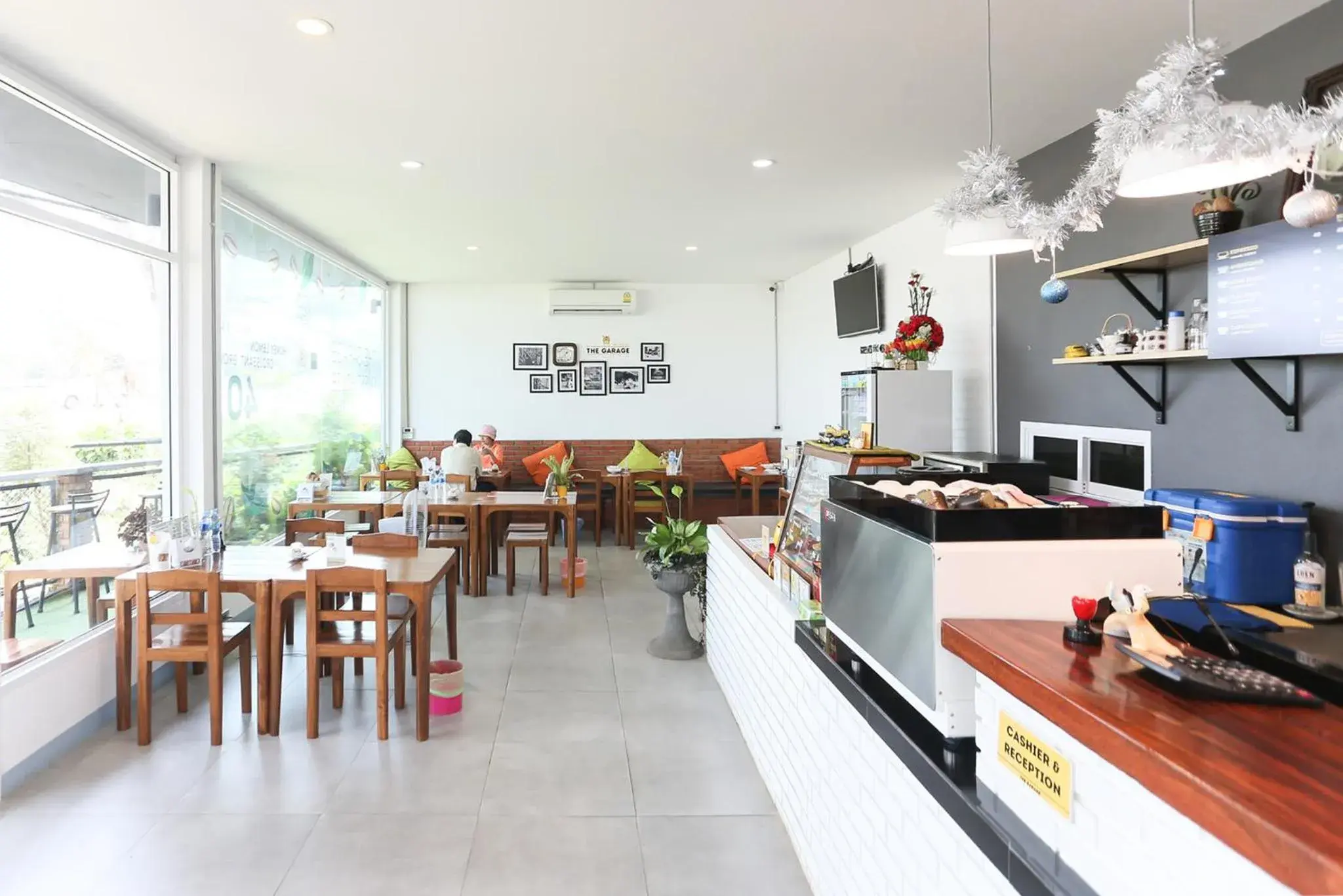 Restaurant/places to eat in The Garage Restaurant/places to eat in The Garage