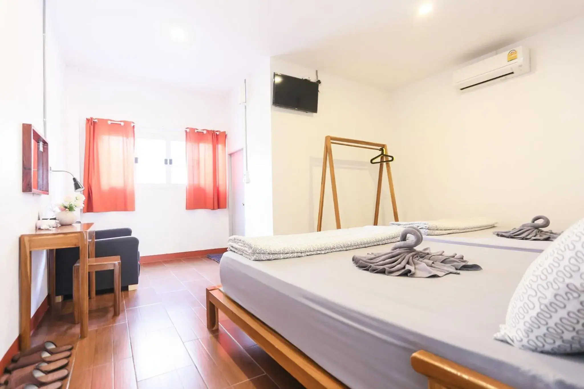 Photo of the whole room, Bed in The Garage Photo of the whole room, Bed in The Garage