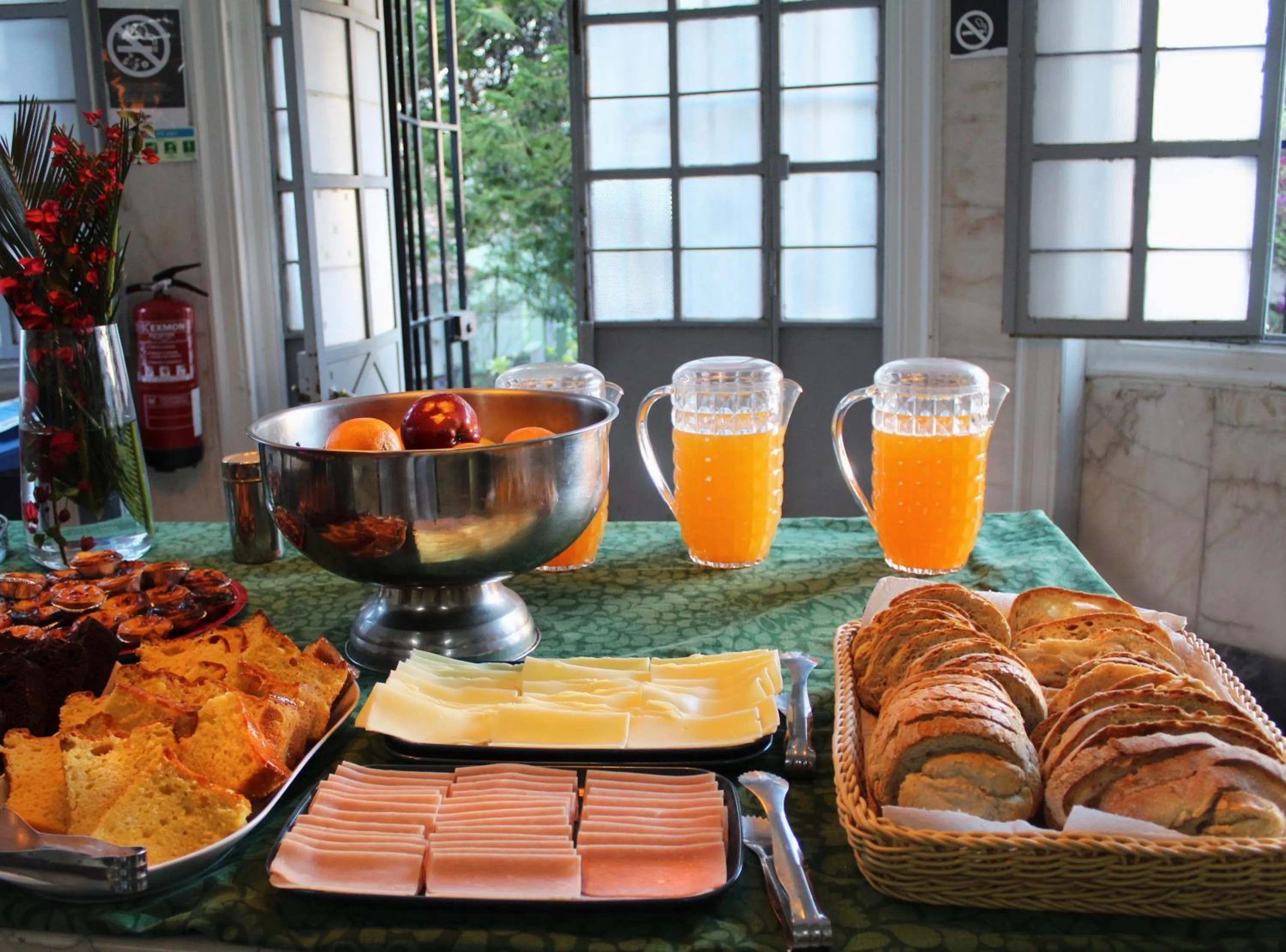 Breakfast in Sant Jordi Hostels Lisbon