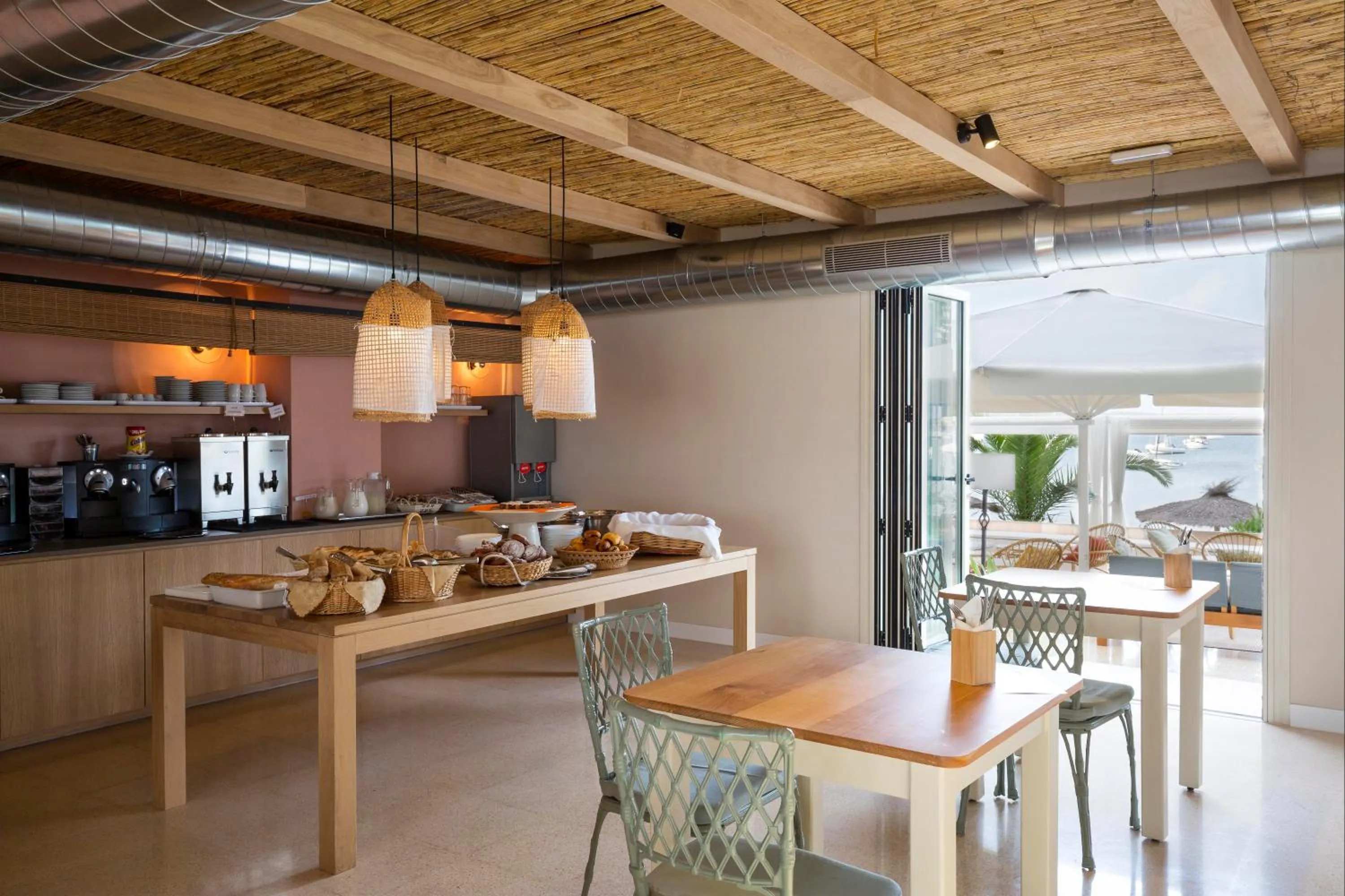 Breakfast in Hostal la Savina