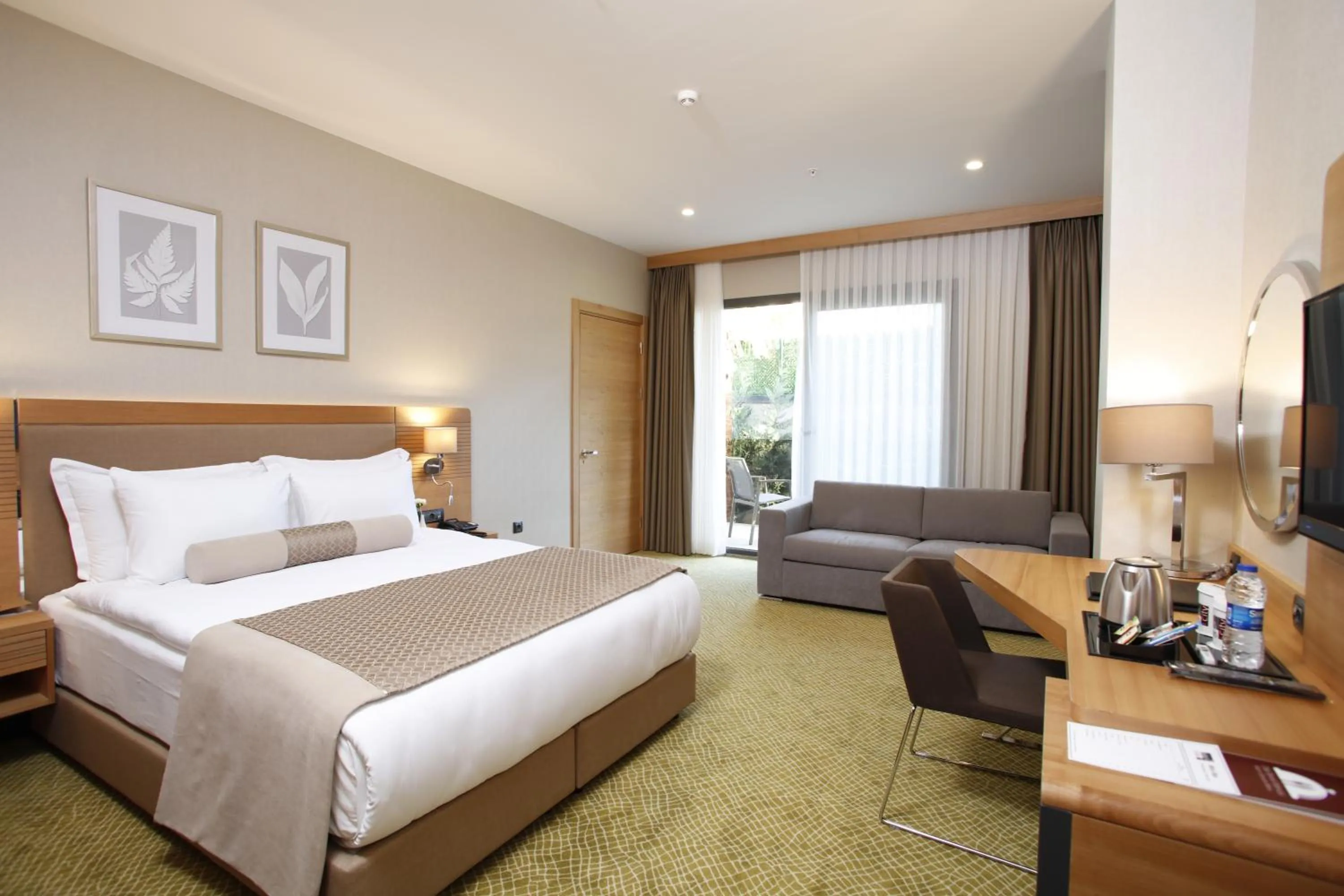 Balcony/Terrace, Bed in Mia City Hotel