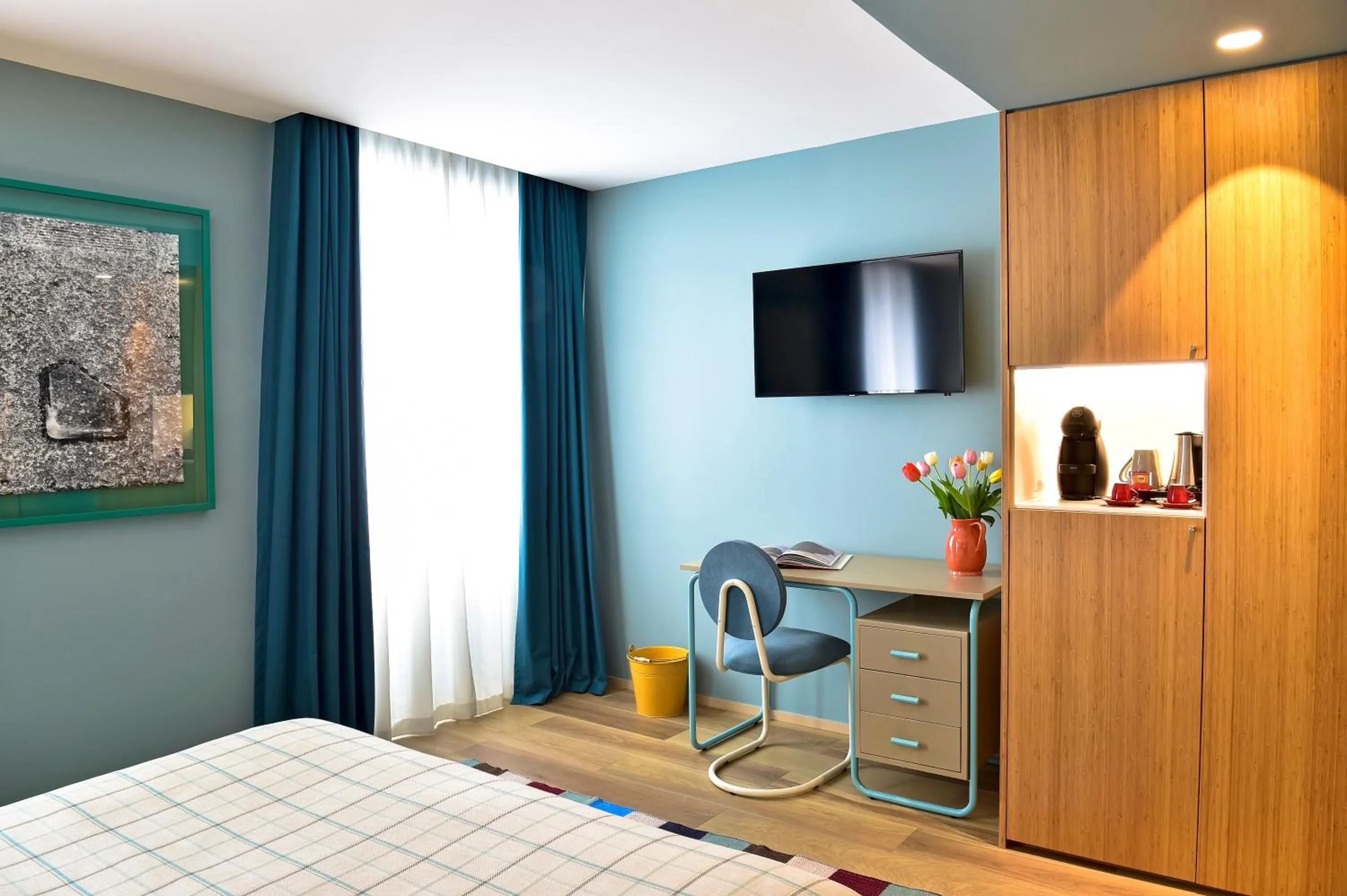 Communal lounge/ TV room, Bed in The Editory House Ribeira Porto Hotel