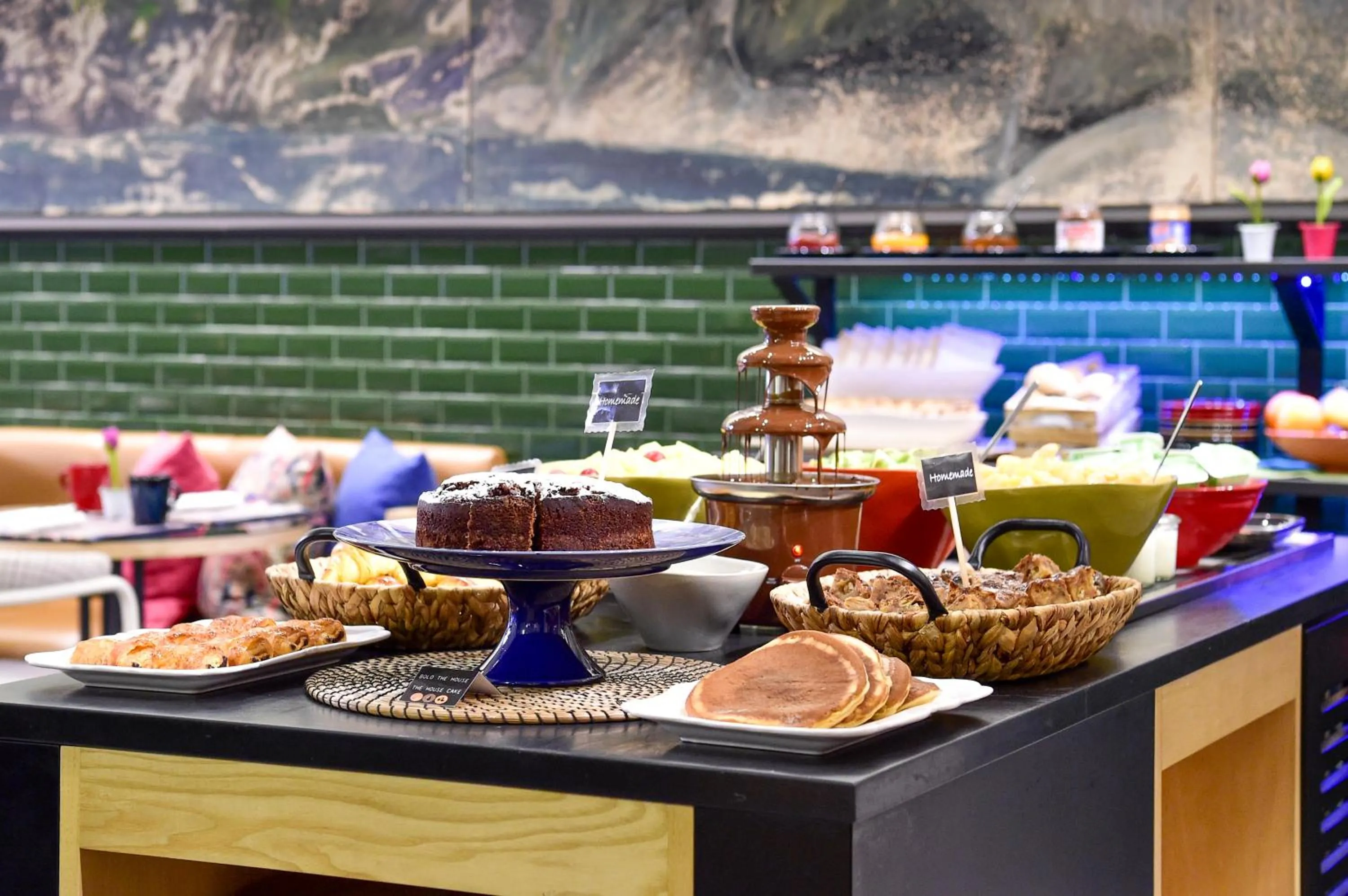 Meals in The Editory House Ribeira Porto Hotel