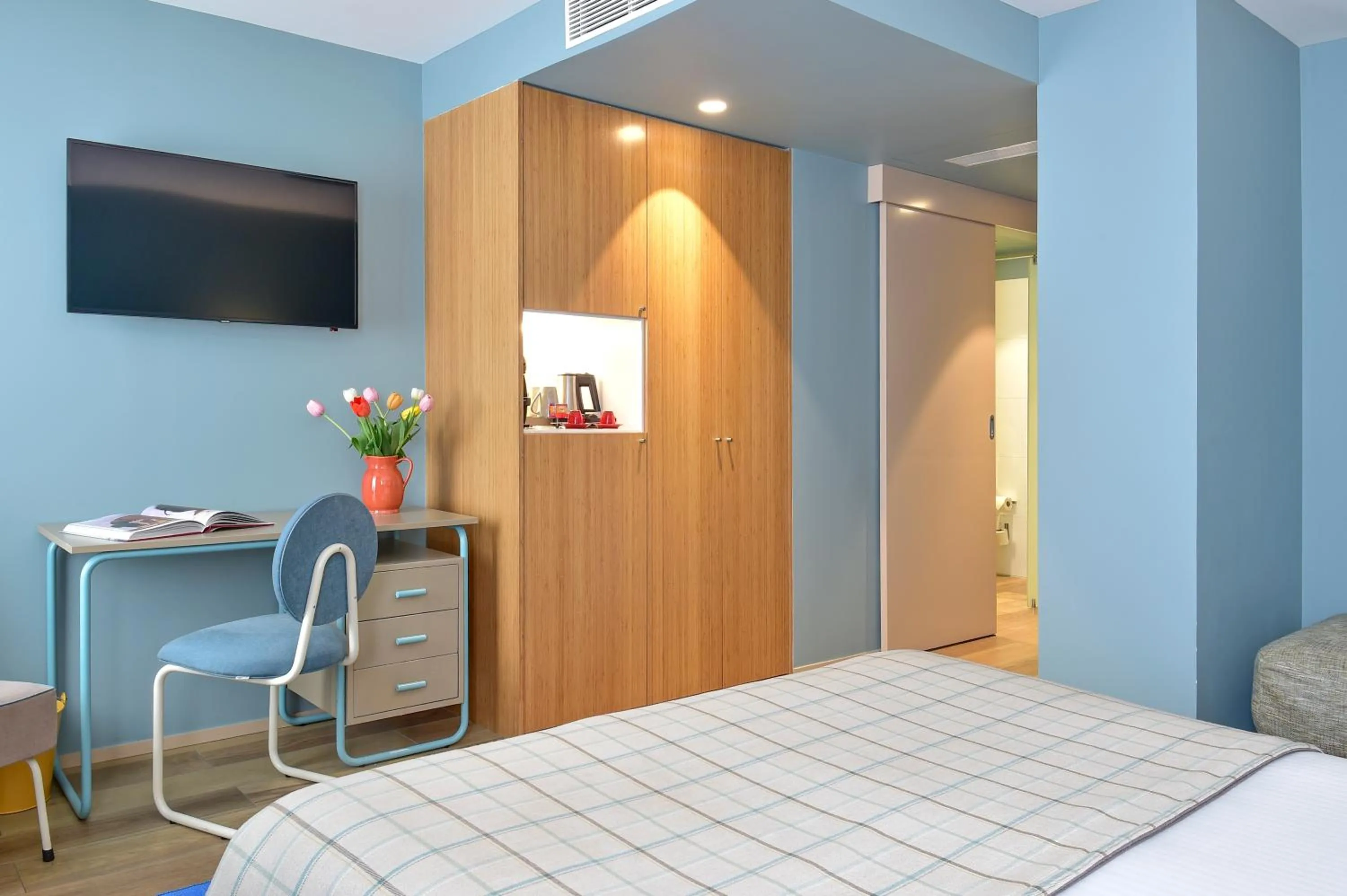 Communal lounge/ TV room, Bed in The Editory House Ribeira Porto Hotel