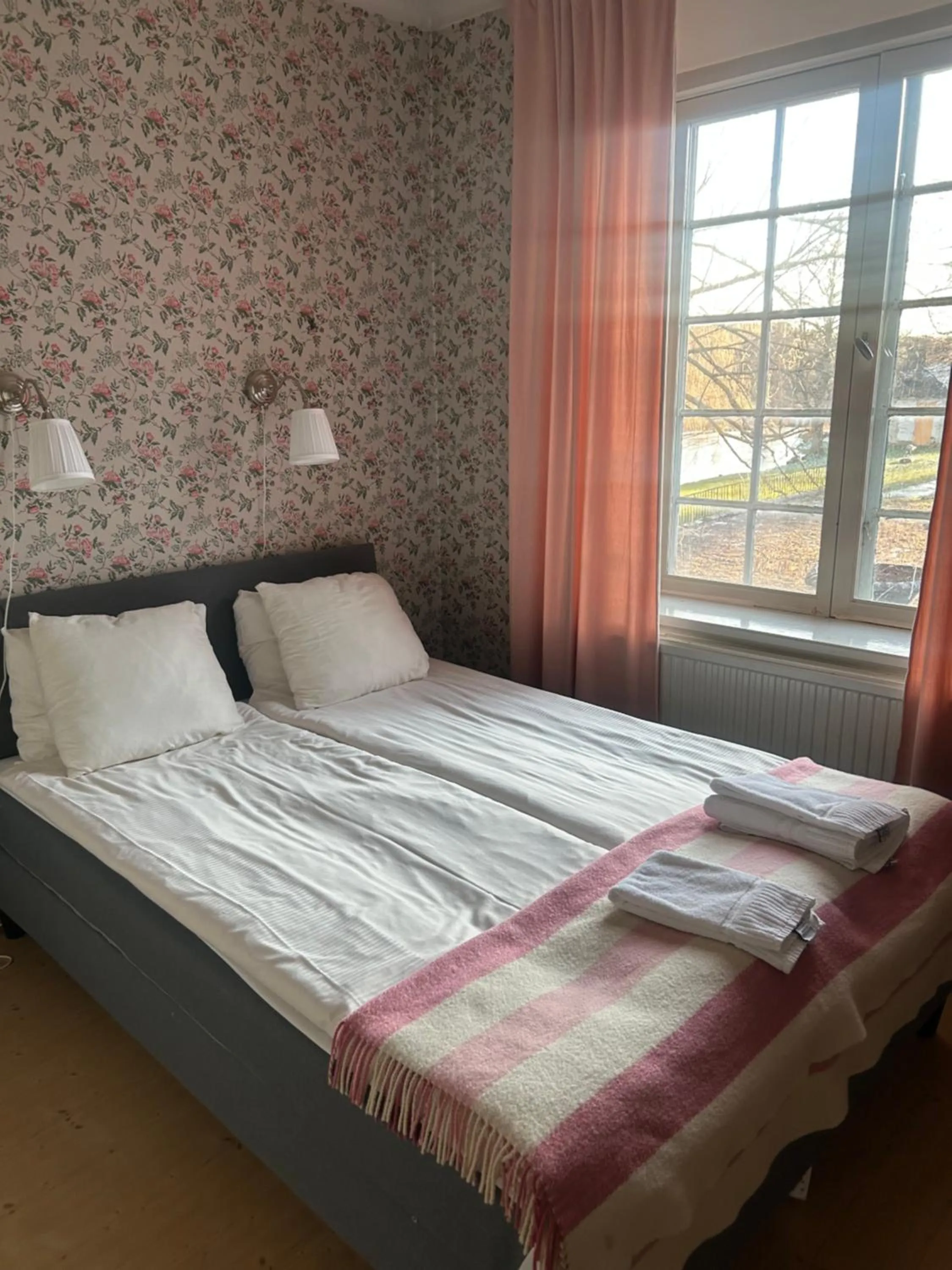 Bedroom, Bed in Wärdshuset Gammel Tammen Österbybruk