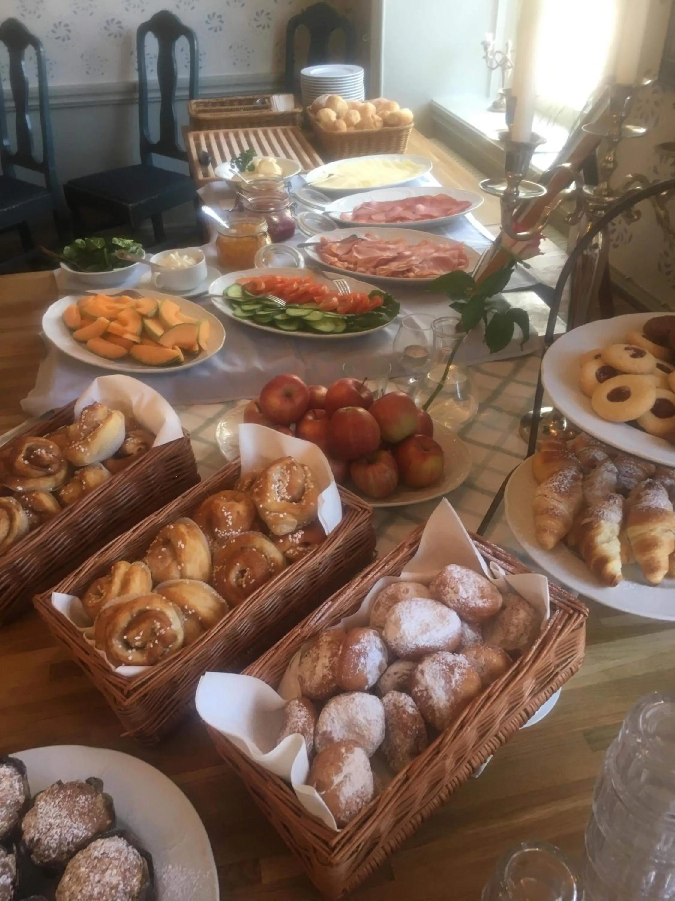 Buffet breakfast in Wärdshuset Gammel Tammen Österbybruk