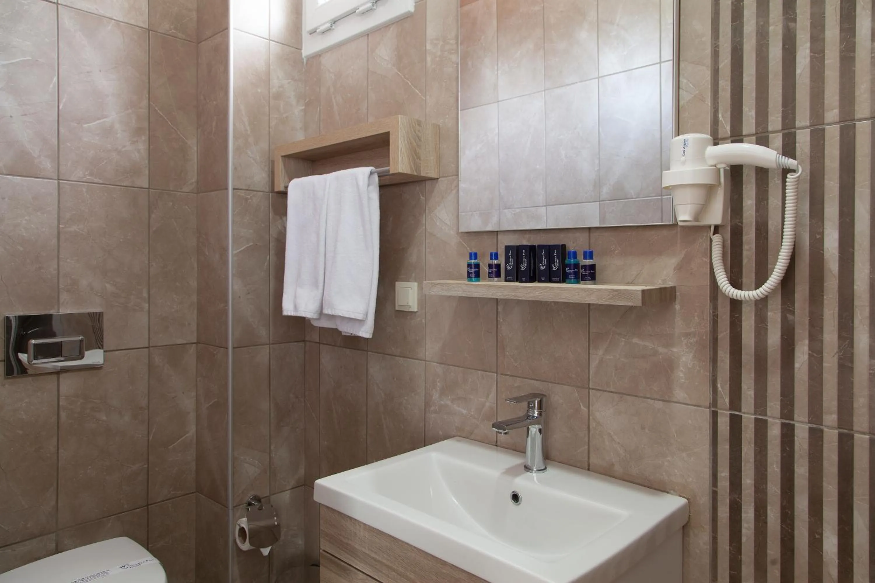 Toilet in Niconya Port Suite&Hotel