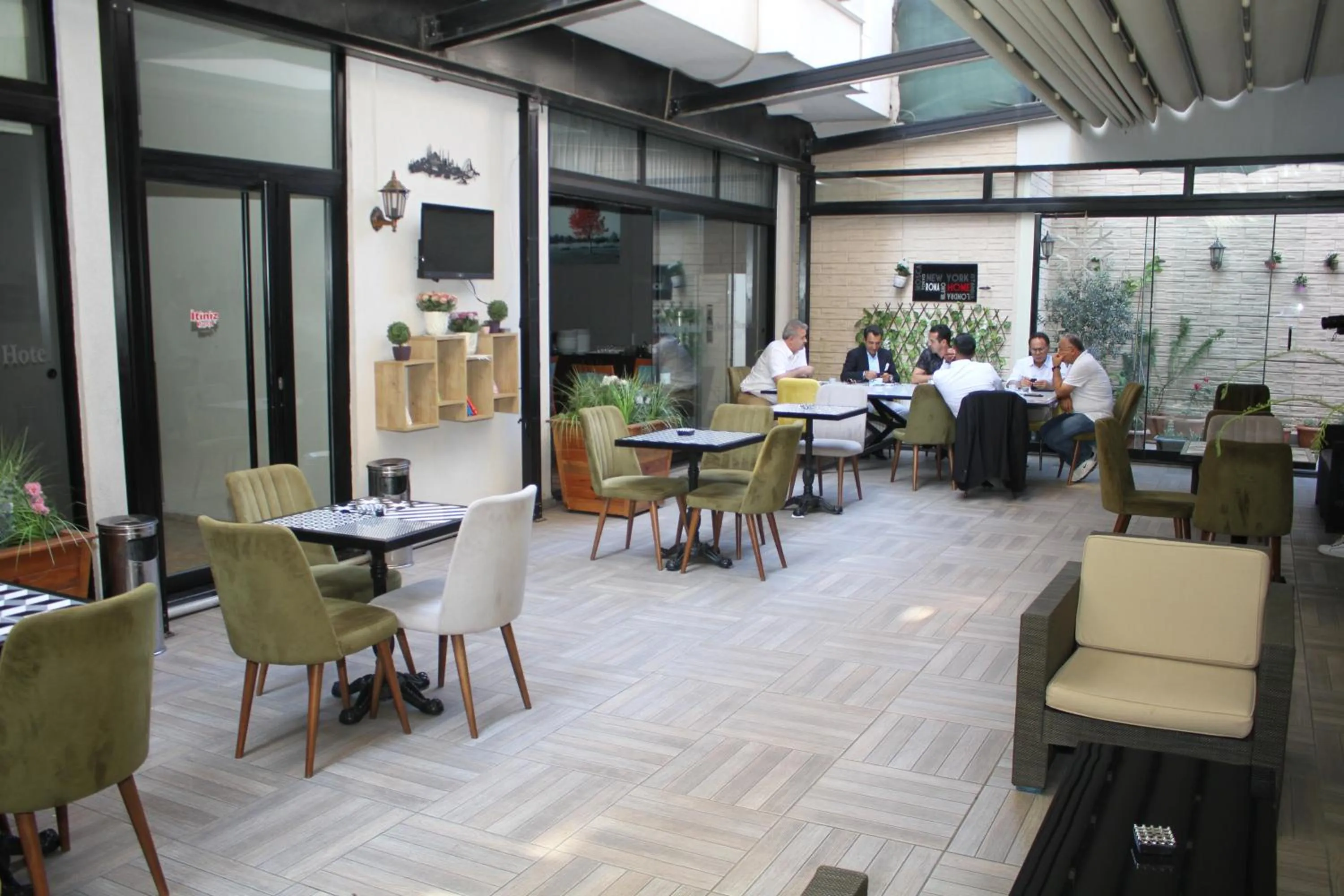 Restaurant/places to eat in Niconya Port Suite&Hotel