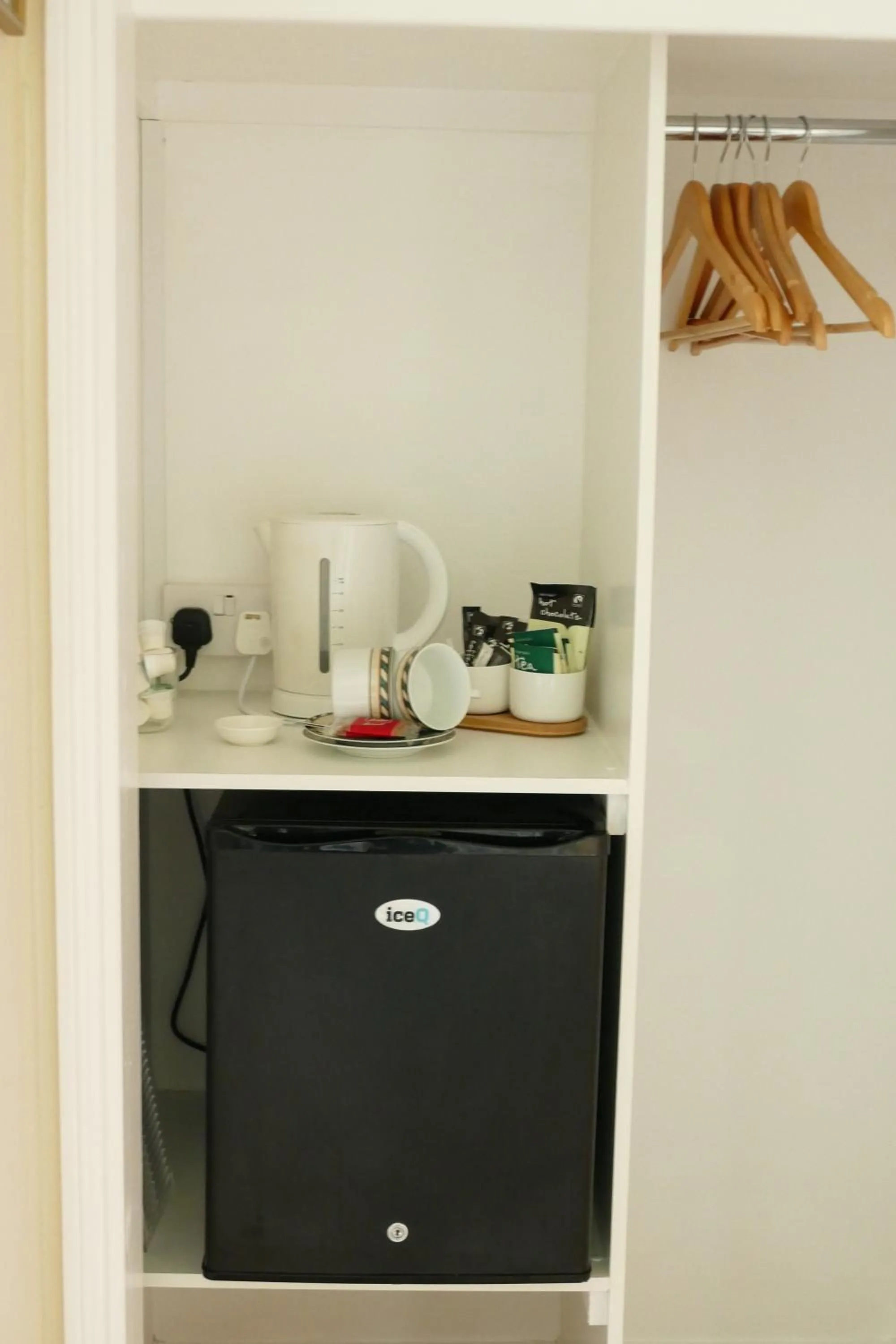 Coffee/tea facilities in The Willows