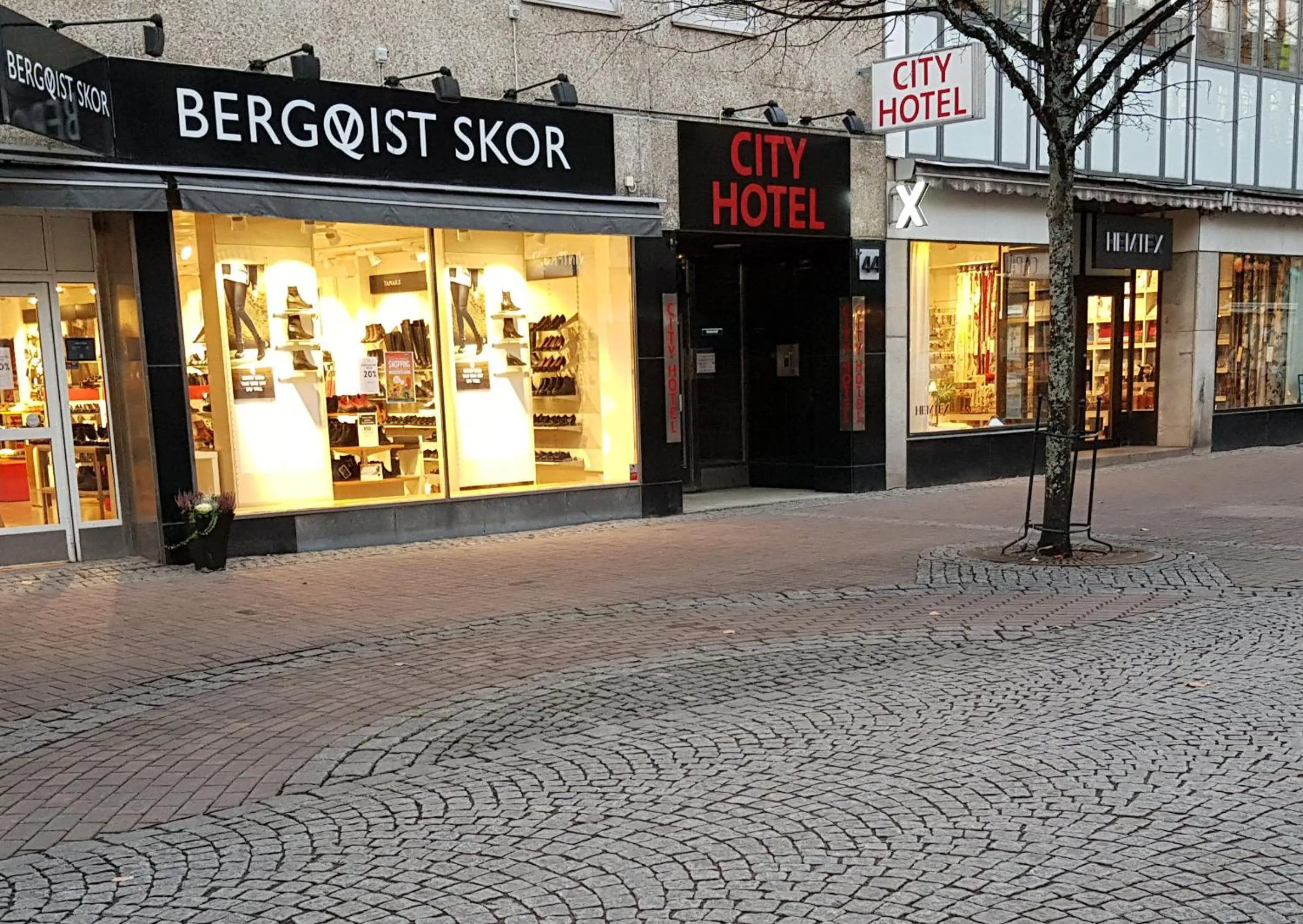 Facade/entrance in City Hotel