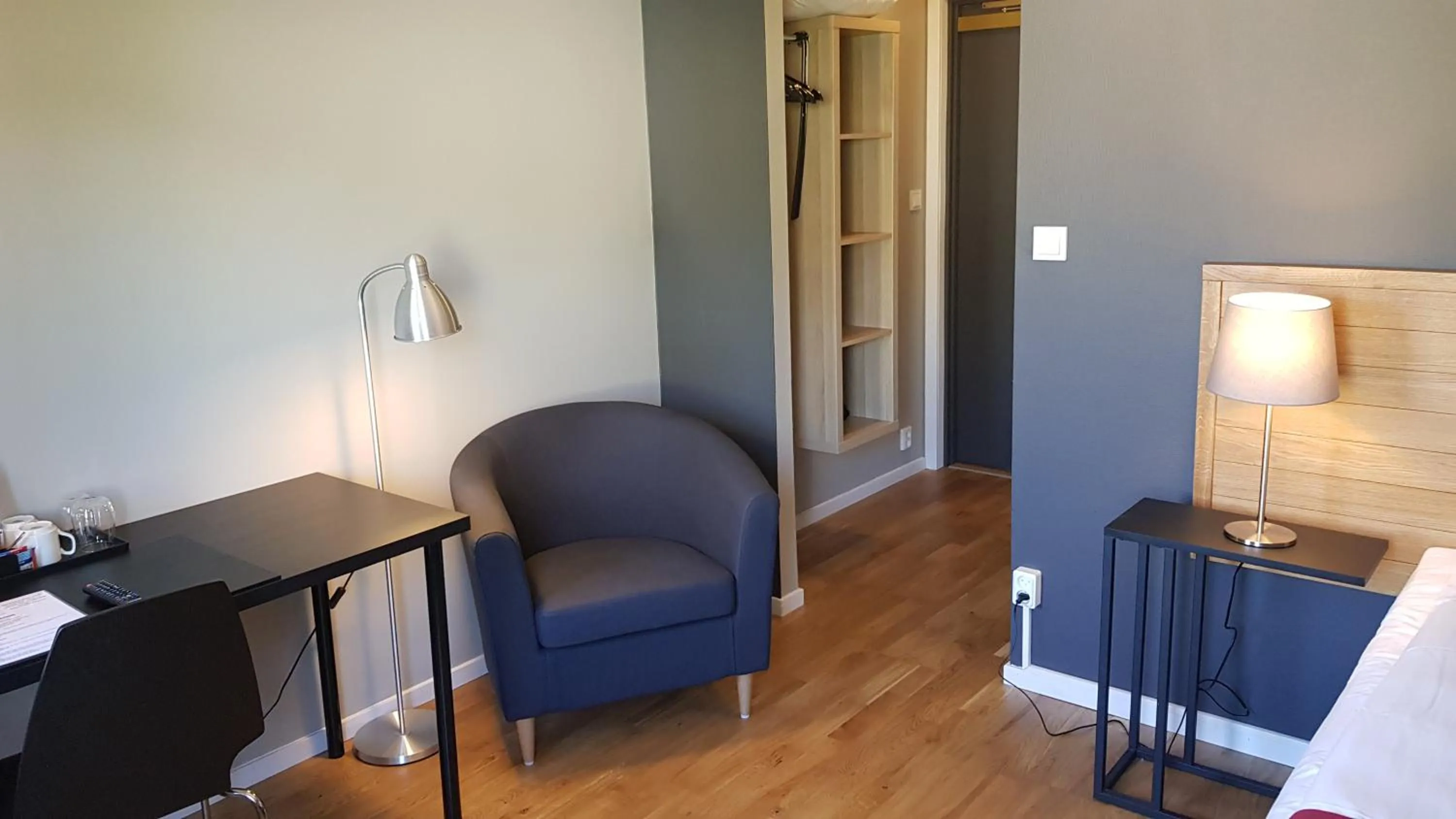 Seating area, Bed in City Hotel